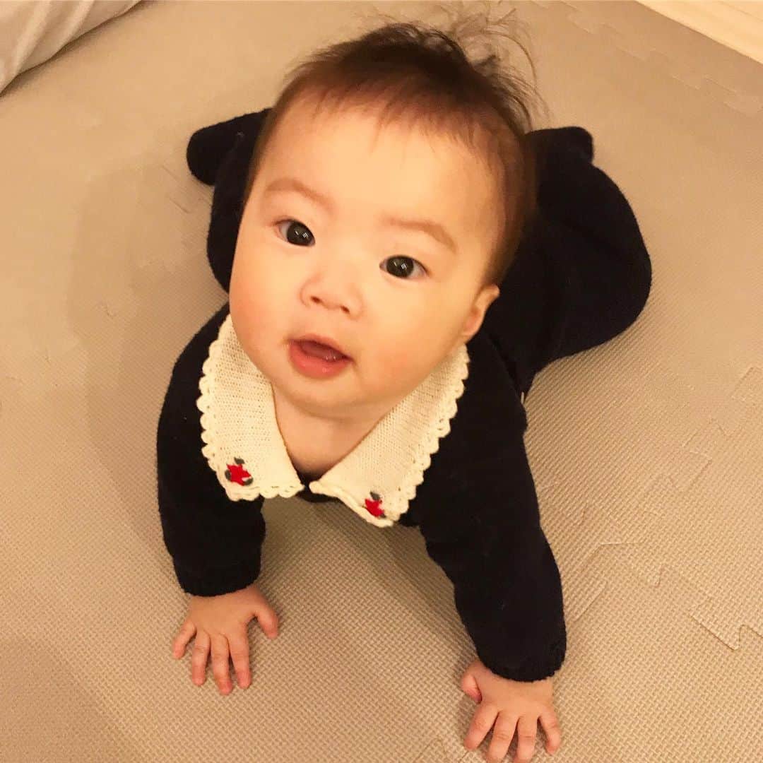 濱中鮎子のインスタグラム：「今日は小雨の中バスに乗り込んだら、隣にご婦人が座った。興味津々のお嬢を優しくあやしてくださった。  あやしながら「今7ヶ月くらいかしら？私の娘が7ヶ月の頃、主人がメキシコ(ブラジルだったかも)に赴任になってしまったのよ。不安でたまらなかったけれど、なーんにも出来ないのに、赤ちゃんが側にいるだけで、なんだか気持ちが強くなったのよね。不思議よね。1970年代の話よ。32時間もかけて主人のところに会いに行ったわ」と笑って話してくださった。  今みたいに世界との距離は近くない時代。  どれだけ心細かったか、そして子供の存在が母親に与えるパワーの凄さを思ってじーんとしてしまった。  時代を超えて、時と愛情をためて、いつの世も母は温かく、強いんだ。  沢山話して刺激を与えなくちゃね！とずっと降りるまでお嬢の相手をしてくれたご婦人。  いつか私も、そうしてお嬢を振り返り、見知らぬ赤ちゃんとママに目を細める日が来るんだろうか。  家族の物語。  #バスはいつも物語がある #お嬢とご婦人」