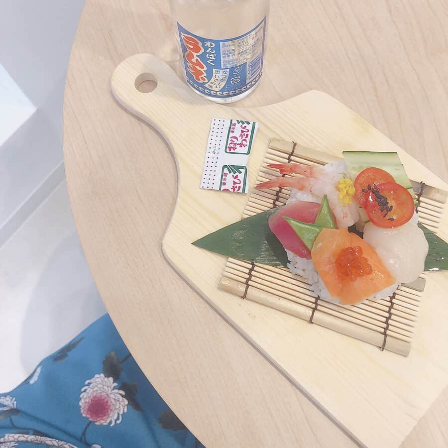 のインスタグラム：「🕊 「 SUSHITIME 」っていう ドーナツ型のお寿司のお店！🍣 . スプーンに乗った物もあって 小さくて食べやすいし、 千と千尋モチーフの店内が可愛いかった！映え！ . 瓶ラムネお祭りでしか見ないから嬉しい〜〜、 ラムネだいすきなの☺︎☺︎ . . . #sushitime #京都 #京都グルメ」