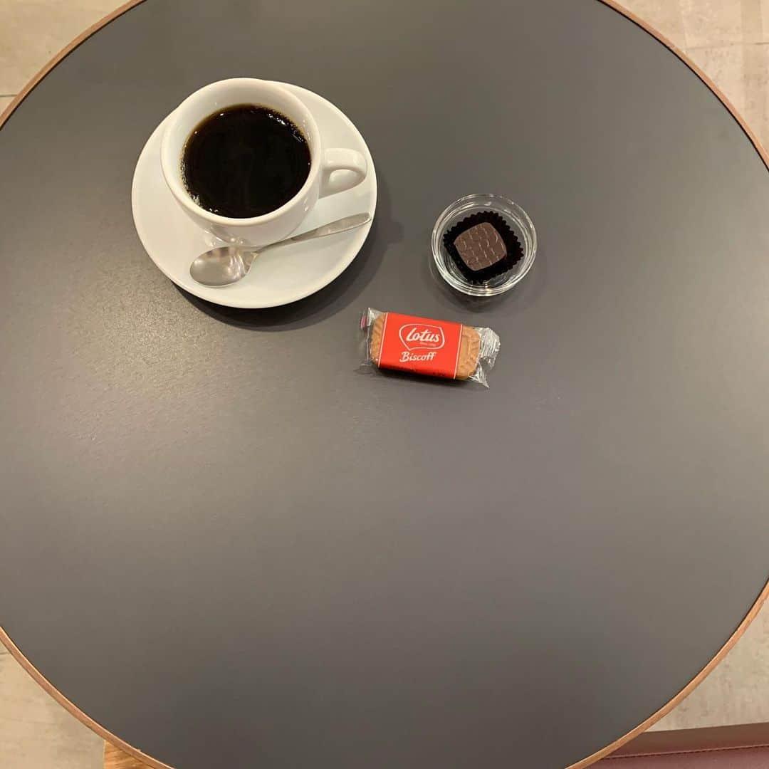Taeko Mitamura - 三田村妙子さんのインスタグラム写真 - (Taeko Mitamura - 三田村妙子Instagram)「☕️ .  #Rcafe #ragtag #渋谷 #神南 #cafe #coffee #lotusbiscoff #🍫」1月15日 19時35分 - taeko_mitamura