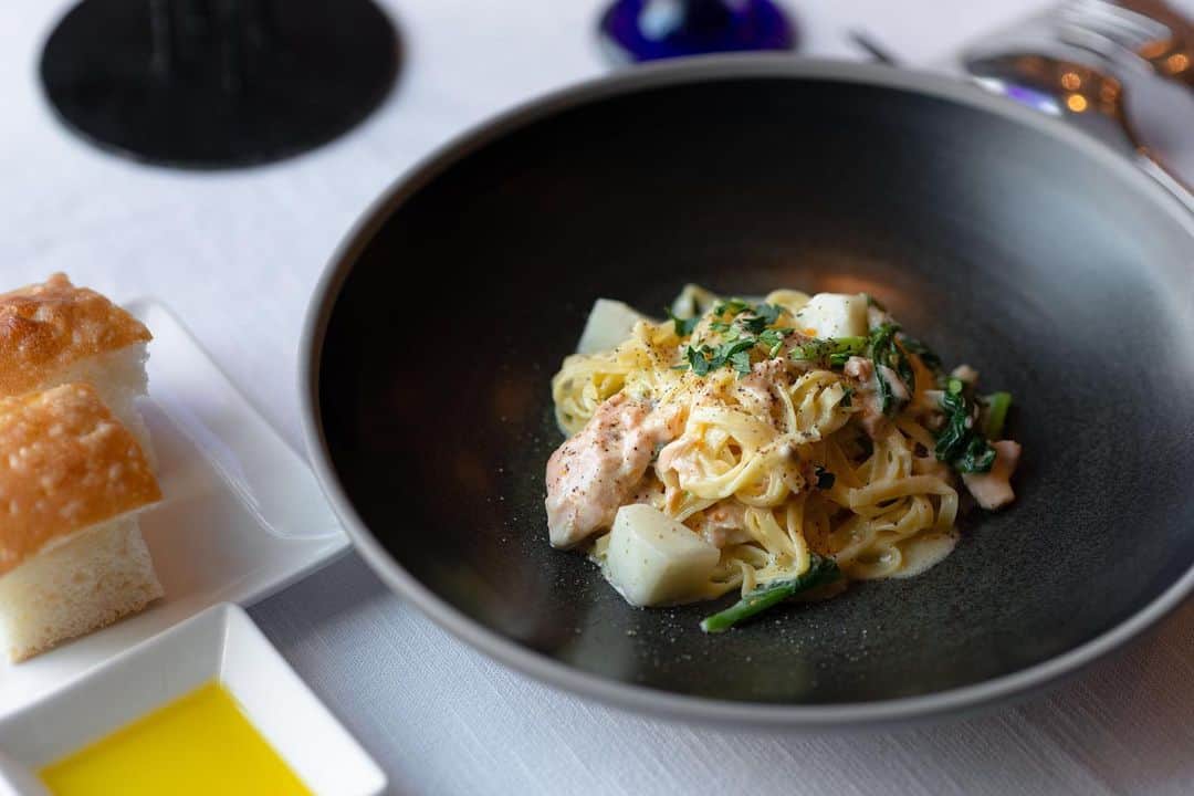 のインスタグラム：「. 「アトランティックサーモンと蕪のクリームソース　タリオリーニ」 明日から「MAIN DINING by THE HOUSE OF PACIFIC」のランチメニューがリニューアル！ . Starting tomorrow, our lunch menu at #maindiningbythehouseofpacific is getting a few mouth watering additions, starting with our Atlantic Salmon and Turnip Cream Sauce Tagliolini. _ #hungryyet #ホテルランチ #神戸 #omotenashihotels #orientalhotelkobe #orientalhotel #オリエンタルホテル」