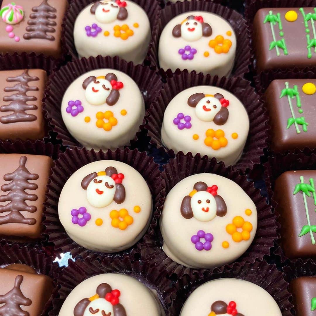 のインスタグラム：「セゾン ド セツコ京都ショコラトリーのチョコレートです。京都限定ショコラ『舞妓』さん。かわいい💕💕 #ilovechocolate#chocolate#chocolatelover#チョコレート#チョコレート大好き#チョコレート好き#セゾンドセツコ京都ショコラトリー #舞妓さん #舞妓　#maiko #maikohan #kyoto #kyotojapan #kyotochocolate」