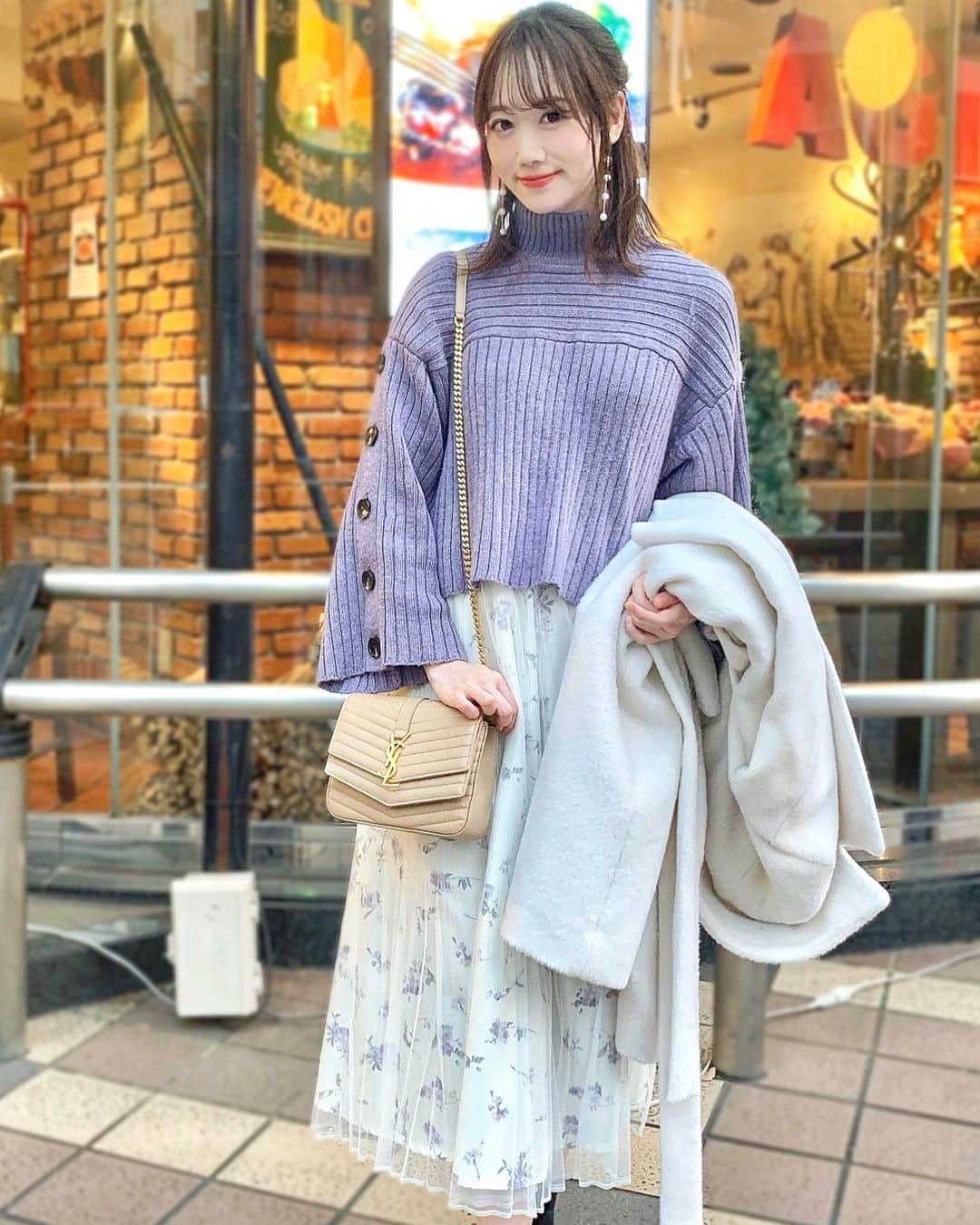 のインスタグラム：「休日の全身コーデ❤︎⠀ ⠀ ニットとスカートは @mercuryduo_com 💓 あ、コートもだから全身マーキュリーだ🤣💐⠀ ⠀ ニットの袖のカットとボタンがなかなか無いデザインで可愛いんだ〜🥰 ニットに合わせてパープルの花柄のスカートを♡ どちらも新作だよ❣️⠀ ⠀ 久しぶりのお出かけはリフレッシュになって楽しかったなぁ🤤❤️ ・ ・ ・ #コーデ#mercuryduo#マーキュリーデュオ#ysl#yslbag#ママコーデ#mamagirl」