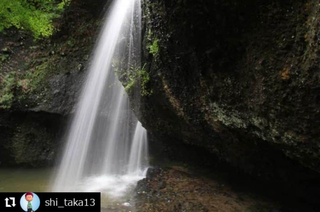 zekkei_ibarakiのインスタグラム：「エントリーNo.190909 ━･･━･･━･･━･･━･･━･･━ #Repost @shi_taka13 ━･･━･･━･･━･･━･･━･･━ 日本一やさしい滝 絶景避暑地の月待ちの滝 滝の裏側へ マイナスイオン全快で😀 奥久慈しゃも親子丼食べてから蕎麦(笑) 🐽ですね🤔 😊✌️ 30日金曜日 7時30分頃からTBSのあさチャンで放送されます🍀  #絶景 #絶景避暑地 #避暑地 #月待ちの滝 #日本一やさしい滝 #マイナスイオン #滝行 #もみじ苑 #氷爆けずり #かき氷 #弥満喜 #奥久慈しゃも #親子丼 #蕎麦 #my_eos_photo #ファインダー越しの世界  #ファインダー越しの私の世界  #iba_geo #あさチャン#zekkeiいばらき2019 #aumo#旅Ness#みんなが彩るlifewithcamera写真展」