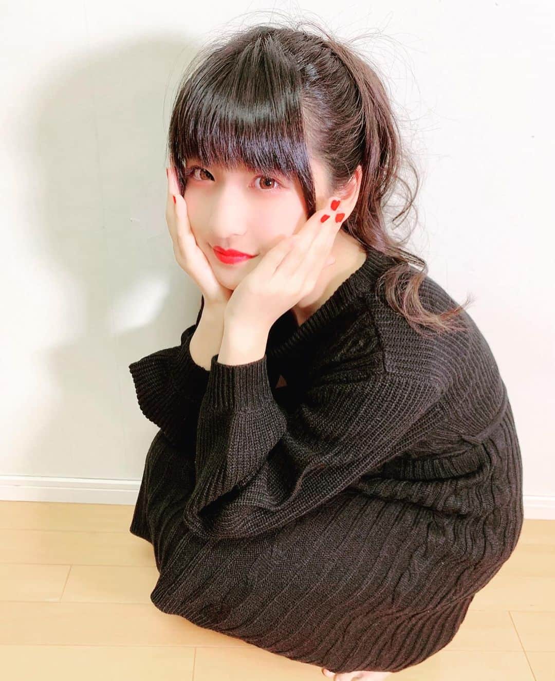りりりのインスタグラム：「りり誕の1部のファッションショーでみんなからプレゼントしてもらった衣装で撮ってみました🥰🥰 チェキも撮ったよ(๑⃙⃘♥‿♥๑⃙⃘) ①アナタシア presents ②メイリアまなこ presents ③ATY presents ④SLH presents ⑤あおいめろちん presents  バケ会のやつは動画になるのでもう少しお待ちを☺️ あおいママのも…お待ちを☺️ 全部可愛いほんまに💕💕💕 コーデとお化粧とヘアメイクって大事なんやな。女の子のおしゃれって気分も変われるから大好きです😘😘 みんなはどれが好き？？？？？ (コーデ自撮りであんまり見えてなくてごめんね🙇‍♀️) ・ ・ #りりり #りり誕 #ファッションショー #ピカチュウ #みんな好きやな #バドワイザー #もてコーデ #可愛い #アナタシアのは刀なしバージョン」