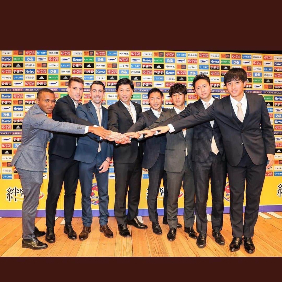 イサーク・クエンカのインスタグラム：「All together 💪🏻👏🏻⚽️」
