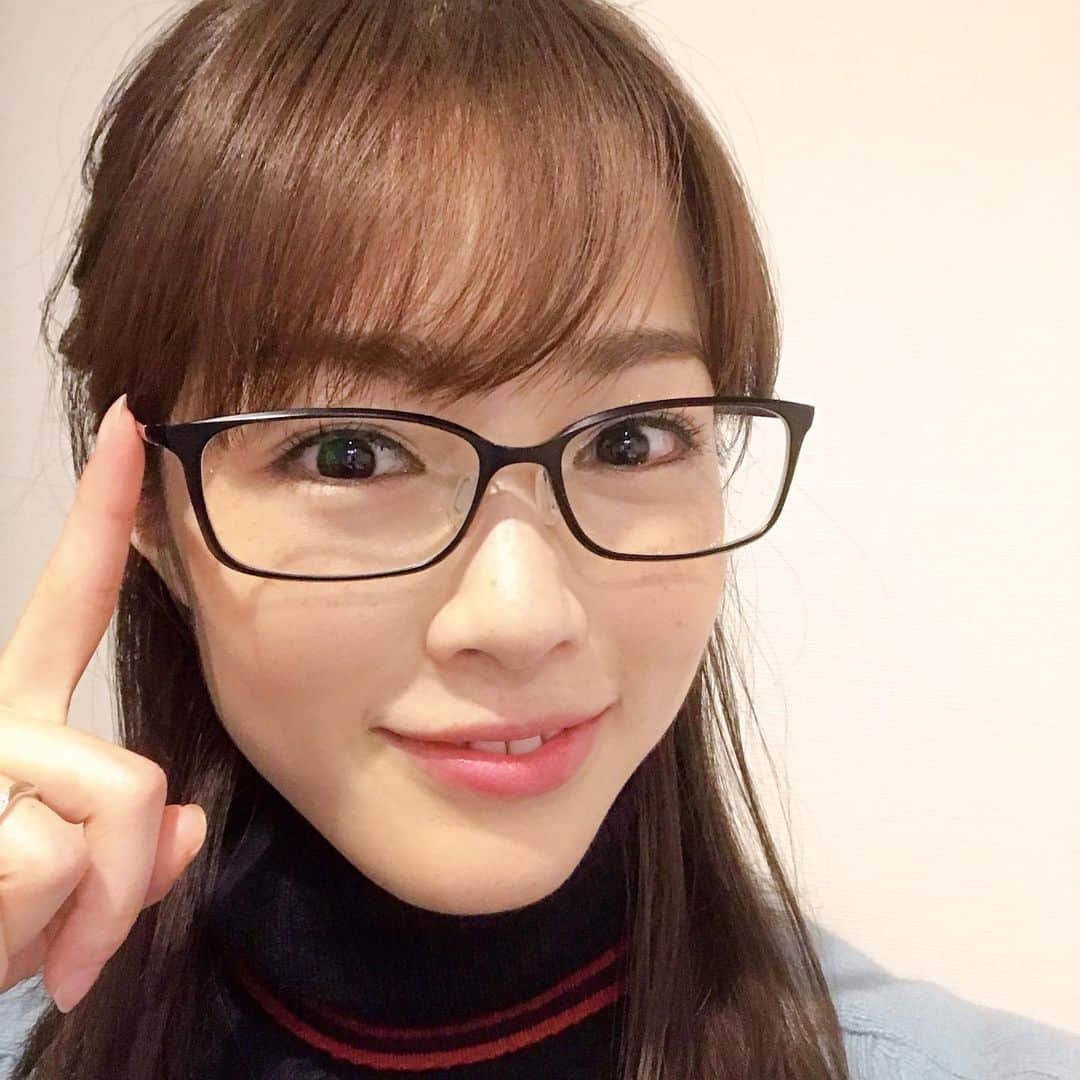 高橋春花のインスタグラム：「今日もメガネでした。 社内でナックスの戸次さんにお会いしたので事情を説明したら 「いじりやすい真っ赤なメガネとか買え」 と言われました😂 実は今北海道で放送中の 「おにぎりあたためますか岐阜編」も 後半はメガネです🤭 #メガネ #病院行きました  #1週間はメガネでと言われました #メガネメガネ書きすぎて目がチカチカ #イチオシ‼︎ #明日お休みです #目が痛いからじゃないよ #高橋春花#HTB」