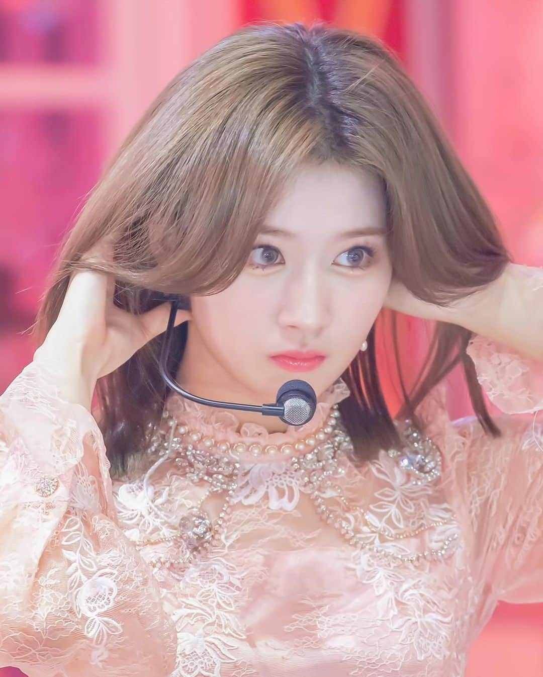 サナさんのインスタグラム写真 - (サナInstagram)「hey guys! so sorry it’s been a while :( 😩 — : 🐿 ♩ #sana #sanaminatozaki #minatozakisana #사나 #jyp #feelspecial #nosananolife #kpop 200104 ♪ GDA [ © twice once ]」1月15日 19時58分 - twicesana