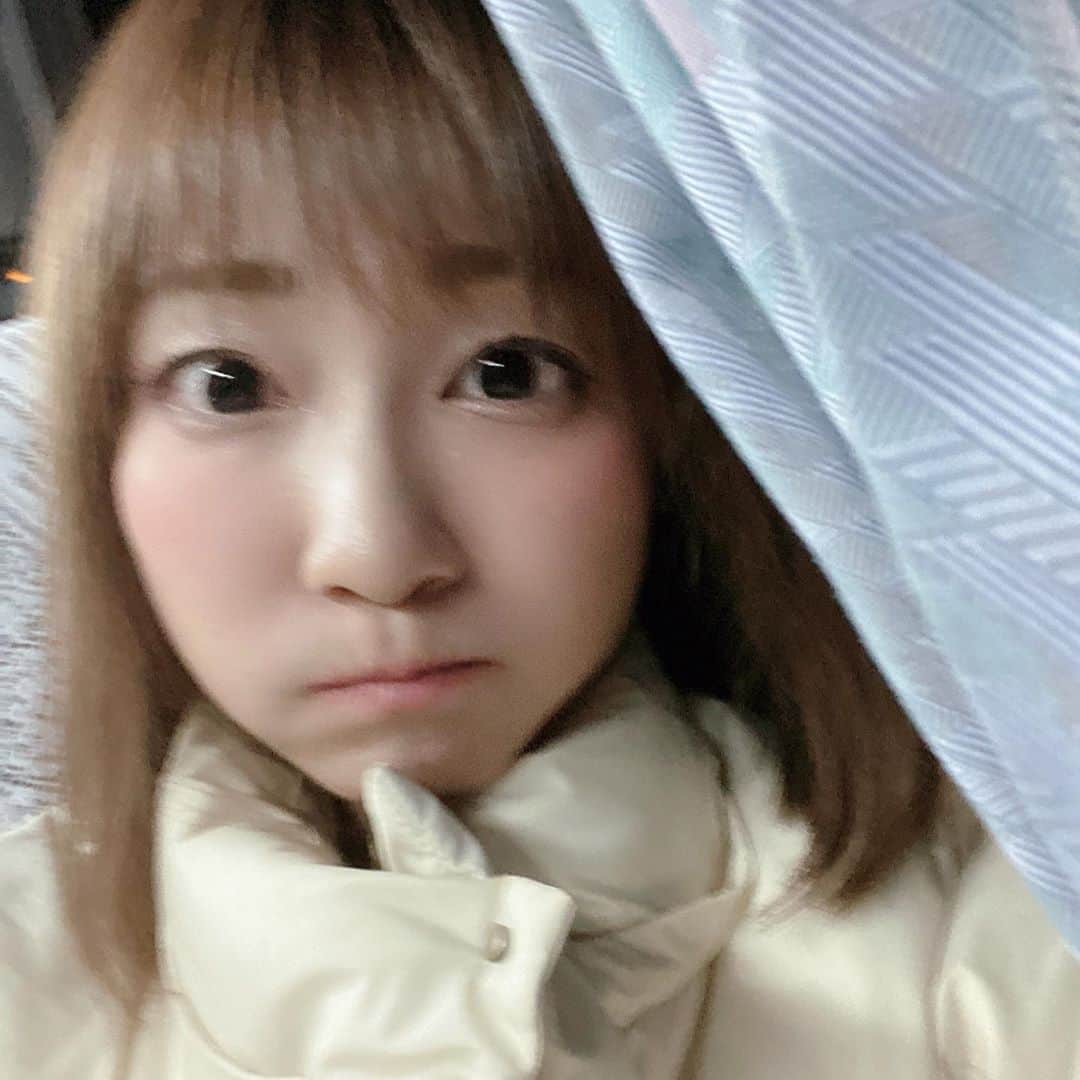ヒラヤマンのインスタグラム：「ぶれた #ブレブレ #化粧直し #面倒くさくてしてない #4時20分起き #さすがに眠い」