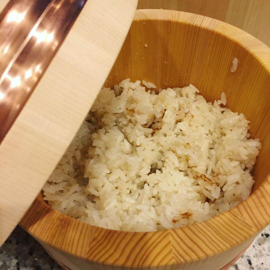 香西咲さんのインスタグラム写真 - (香西咲Instagram)「#鶏ガラ 買ってきて#お出汁 取って#自宅で本格鍋 しちゃった🍲✨ 鶏ガラが300円くらいで買えて、それでラーメン屋さん並のお出汁が取れたのでビックリ❣️ やばい #美味しい 😋( #ため息 )❤️ 外食しなくなりそう(ღ♡‿♡ღ) ついでに鶏ガラスープでご飯も炊いてみたけどやっぱり美味しい😋 #圧力鍋 があれば簡単に出来るからオススメです🥰🍲✨」1月15日 20時10分 - saki.kouzai