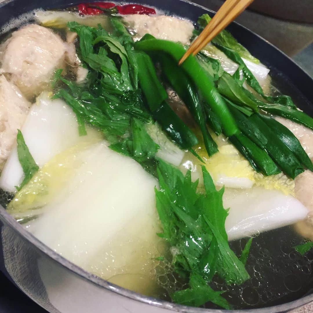 香西咲さんのインスタグラム写真 - (香西咲Instagram)「#鶏ガラ 買ってきて#お出汁 取って#自宅で本格鍋 しちゃった🍲✨ 鶏ガラが300円くらいで買えて、それでラーメン屋さん並のお出汁が取れたのでビックリ❣️ やばい #美味しい 😋( #ため息 )❤️ 外食しなくなりそう(ღ♡‿♡ღ) ついでに鶏ガラスープでご飯も炊いてみたけどやっぱり美味しい😋 #圧力鍋 があれば簡単に出来るからオススメです🥰🍲✨」1月15日 20時10分 - saki.kouzai