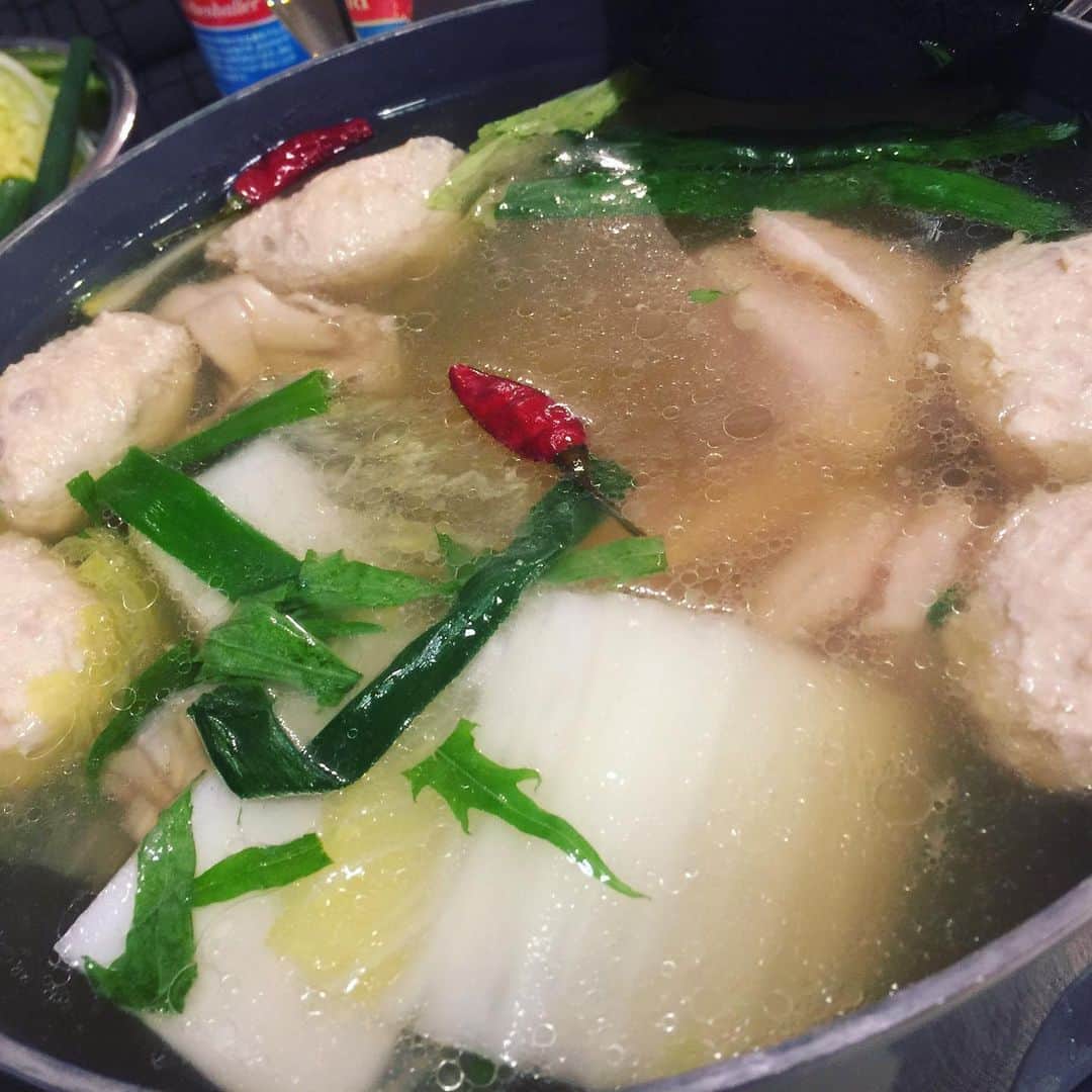 香西咲さんのインスタグラム写真 - (香西咲Instagram)「#鶏ガラ 買ってきて#お出汁 取って#自宅で本格鍋 しちゃった🍲✨ 鶏ガラが300円くらいで買えて、それでラーメン屋さん並のお出汁が取れたのでビックリ❣️ やばい #美味しい 😋( #ため息 )❤️ 外食しなくなりそう(ღ♡‿♡ღ) ついでに鶏ガラスープでご飯も炊いてみたけどやっぱり美味しい😋 #圧力鍋 があれば簡単に出来るからオススメです🥰🍲✨」1月15日 20時10分 - saki.kouzai