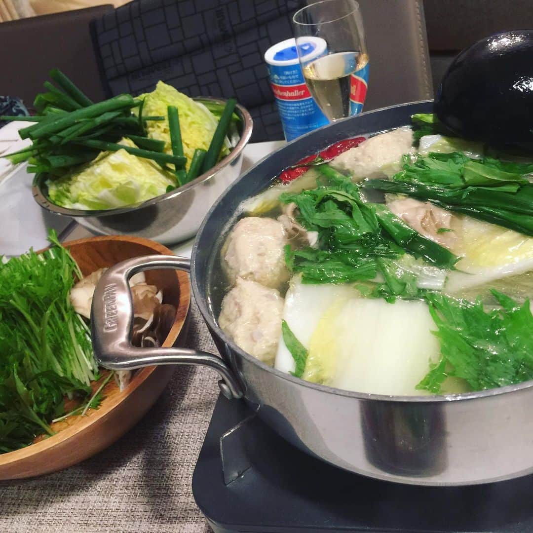 香西咲さんのインスタグラム写真 - (香西咲Instagram)「#鶏ガラ 買ってきて#お出汁 取って#自宅で本格鍋 しちゃった🍲✨ 鶏ガラが300円くらいで買えて、それでラーメン屋さん並のお出汁が取れたのでビックリ❣️ やばい #美味しい 😋( #ため息 )❤️ 外食しなくなりそう(ღ♡‿♡ღ) ついでに鶏ガラスープでご飯も炊いてみたけどやっぱり美味しい😋 #圧力鍋 があれば簡単に出来るからオススメです🥰🍲✨」1月15日 20時10分 - saki.kouzai