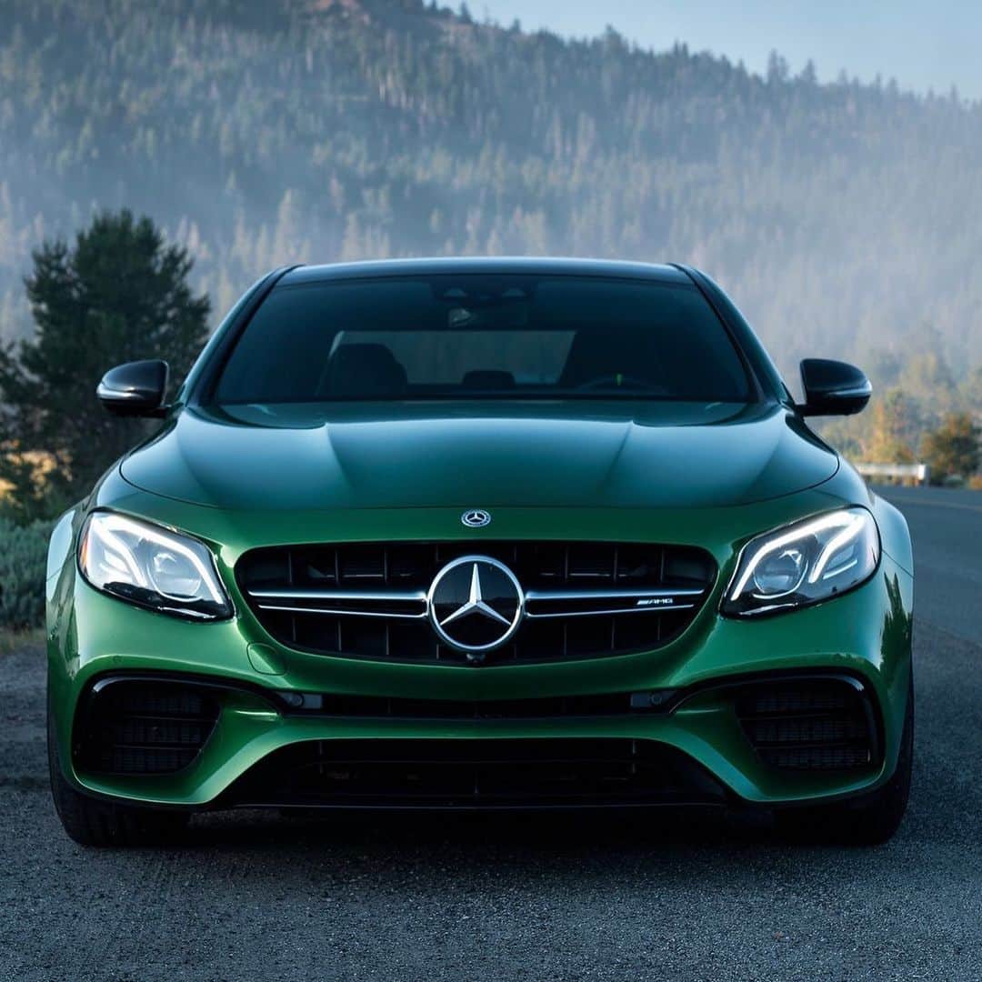 メルセデス・ベンツさんのインスタグラム写真 - (メルセデス・ベンツInstagram)「[Kraftstoffverbrauch kombiniert: 10,8 l/100 km | CO₂-Emissionen kombiniert: 245 g/km | mb4.me/DAT-Leitfaden | Mercedes-AMG E 63 4MATIC+] The expressive green Mercedes-AMG E 63 brings the AMG #DrivingPerformance to life. All set for a top experience.  #MercedesAMG #EClass #E63 #instacars 📸 Richard Thompson for #MBphotopass via @mercedesbenzusa」1月15日 20時12分 - mercedesbenz