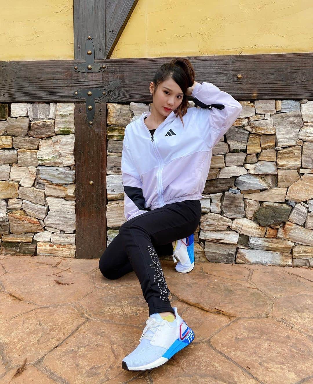 琳妲さんのインスタグラム写真 - (琳妲Instagram)「💟💟💟 穿上adidas 的白紫拼接風衣外套 搭配腳上的Ultraboost20 城市系列 - 無論到哪都能甜美與帥氣兼具✨💕 #adidas  #風格不設限  #ultraboost20城市系列」1月15日 20時13分 - linda831212