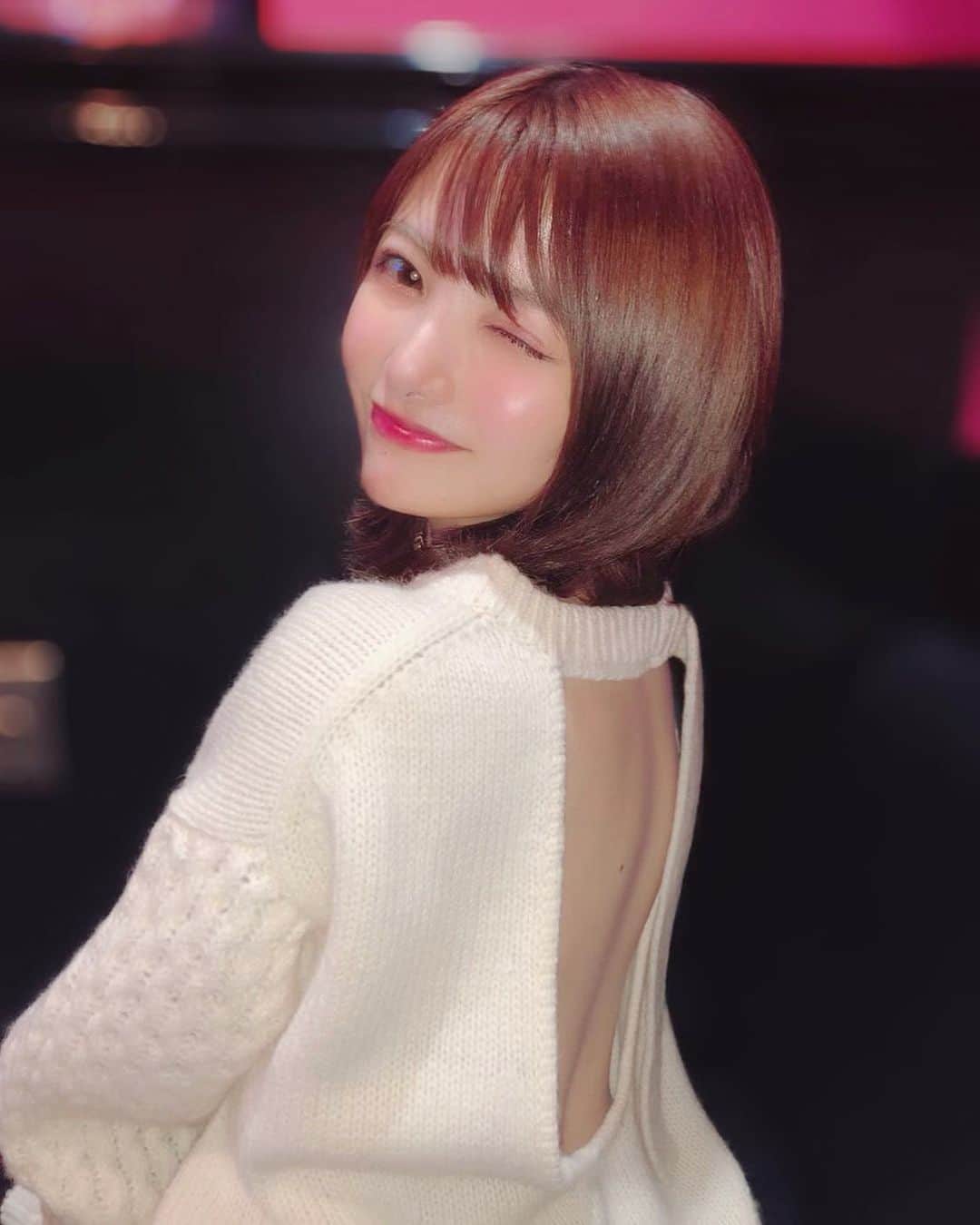 岡田栞奈のインスタグラム：「背中っ💓💓💓 こういうニットあざとくて 大好き🧶🙊💓 #背中あきニット#ニットワンピース　 #あざとコーデ#あざとい系女子  #背中フェチ#コーデ#お洒落 #冬コーデ#ootd#code」