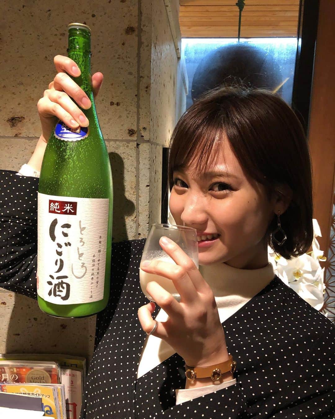 高野祐衣さんのインスタグラム写真 - (高野祐衣Instagram)「月島で、日本酒が飲める素敵な立ち飲み屋さん発見！﻿ ﻿ ﻿ ﻿ ﻿ とろとろの文字に惹かれたので﻿ まずはこちら〜🍶✨﻿ ﻿ ﻿ ﻿ 「玉櫻」 純米 とろとろ にごり酒﻿ ﻿ ﻿ ﻿ 甘酒ぽい重めの香りなんだけど、﻿ その奥にすっきりとした清々しい香りも！﻿ 見た目と名前通り、とろとろ〜♡﻿ 最初はメロンのようなフルーティーさ、﻿ その後に渋みと苦味を舌に感じる🤔﻿ 味わいは甘口なんだけど、後味すっきり！が﻿ 分かりやすいかな？！﻿ 醪もしっかり感じられる！﻿ ﻿ 夏場は炭酸で割っても良さそう〜✨﻿ ﻿ ﻿ ﻿ ﻿ とろとろ好きな人は飲んでみてね〜♡﻿ ﻿ ﻿ ﻿ ﻿ #日本酒 #日本酒女子﻿ #玉櫻 #島根県 #玉櫻酒造﻿ #純米 #にごり酒﻿ #唎酒師 #ゆいぽんしゅ」1月15日 20時26分 - yuipooon12_06