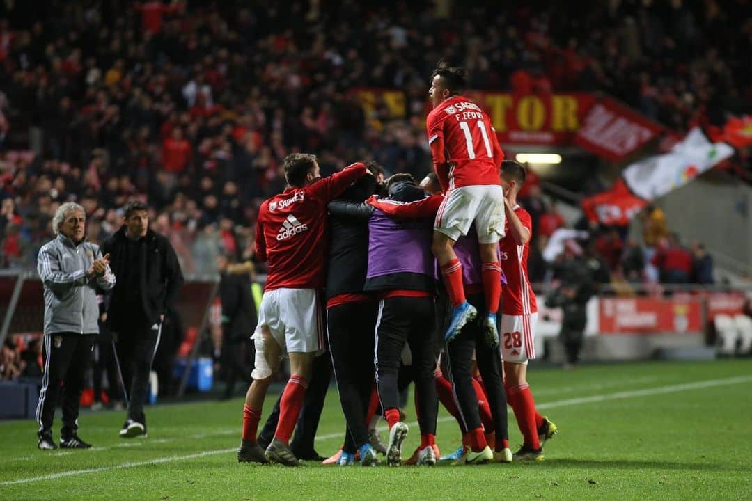 ユリアン・ヴァイグルのインスタグラム：「Estamos na próxima ronda!🦅🔴⚪️ #pelobenfica」