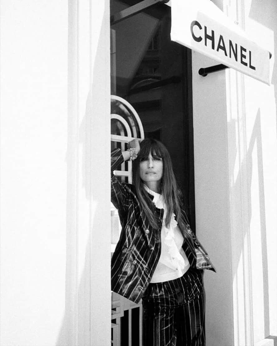 カロリーヌ・ド・メグレのインスタグラム：「😳 Oh my... New @chanelofficial Spring/Summer 2020 pre-collection designed and styled by @virginieviard ❤️ with @aurelieduclos @djcori  Photo @leilasmara  Hair @sammcknight1  Makeup @christellecocquet Nails @annyerrandonea_nailsartist #chanelspringsummer」