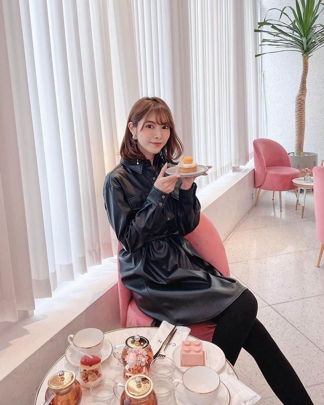 Yuika Matsuさんのインスタグラム写真 - (Yuika MatsuInstagram)「. . 📍韓国カフェ CARIN HONGDAE LOUNGE @carin_hongdae . . ピンクカフェ♡ . . このレザーのワンピース かわいいでしょ☺️ ZARAのだよ✨ . . 一旦、韓国の投稿おわりまーす！ コスメのレポはしていこうと思うから待っててね♪ . . . 今日は作品撮りをしてきました📸 はやくアップしたいなぁ♡ . . . . . pierce @uiqut  #carinhongdaelounge  #카린홍대라운지  #弘大カフェ  #韓国カフェ #韓国カフェ巡り #韓国旅行 #韓国女子旅  #ソウル旅行 #ソウルカフェ #연남동 #연남동카페 #카페레이어드 #카페 #서울 #일상 #일탈 #스콘맛집 #셰이의맛집 #감성카페 #맛은쏘쏘 #yeonnamdong #cafelayered #seoul #cafe #cafehopping #potd #dessert」1月15日 20時21分 - yuika00802