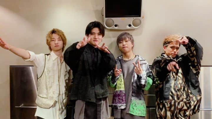 M-ON! MUSIC｜エムオンミュージックのインスタグラム：「﻿ ／﻿ 2020.01.14﻿ ACE COLLECTION﻿ ファンクラブ限定フリーライブ﻿ CHAPTER 3﻿ ＼﻿ ﻿ 「楽しいこと、心から思うことに素直に突き進んでいきたい」と語っていた、たつや◎ 。﻿ ﻿ 心からの音を、そして言葉を──。﻿ ﻿ 自分たちが大好きな「音楽」に誠実でいるために﻿ ありのままをさらけ出す、ACE COLLECTIONは﻿ とても潔いロックバンドだと思う［ジャガー］﻿ ﻿ #ACECOLLECTION @acecollection_official﻿ #たつや◎ @vo_tatsu﻿ #LIKI @liki6i9﻿ #奏 @so_ace01c﻿ #RIKU @riku_ace01c﻿ #約束のしおり﻿ #2020年4月メジャーデビュー﻿ #ユニバーサルミュージック﻿ #EMIRecords﻿ #ハイエースと白馬で会場入り﻿ #背中からアガりが伝わる」