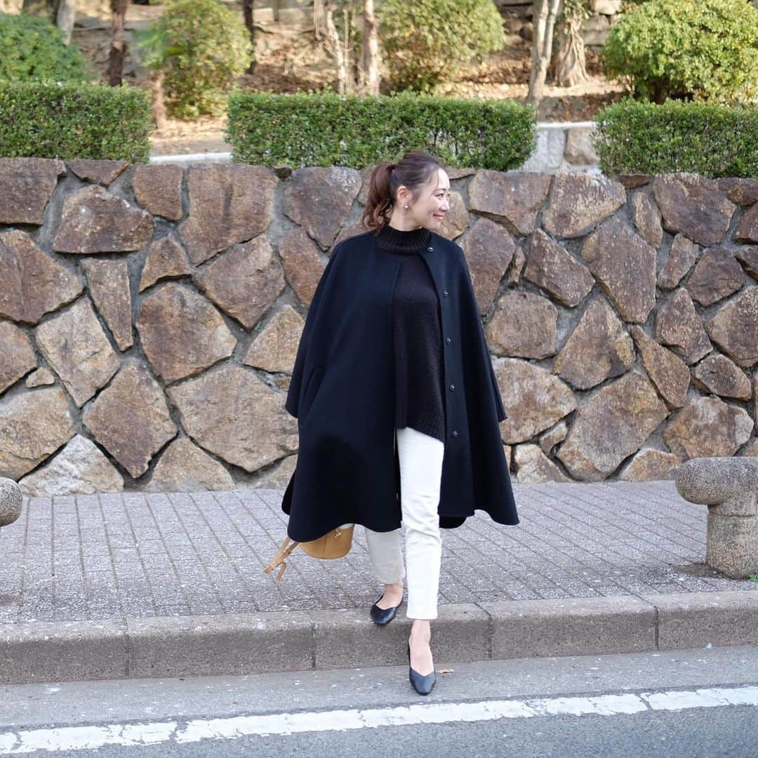 Keikooooooのインスタグラム：「シンプルコーデ♣︎ @storynine_jp でgetしたホワイトの裏起毛パンツで、ヌクヌクでした🤭💓 coat @trefleplus  knit @gu #gu pants @storynine_jp #storynine shoes @zara #zara bag @dolce._official」