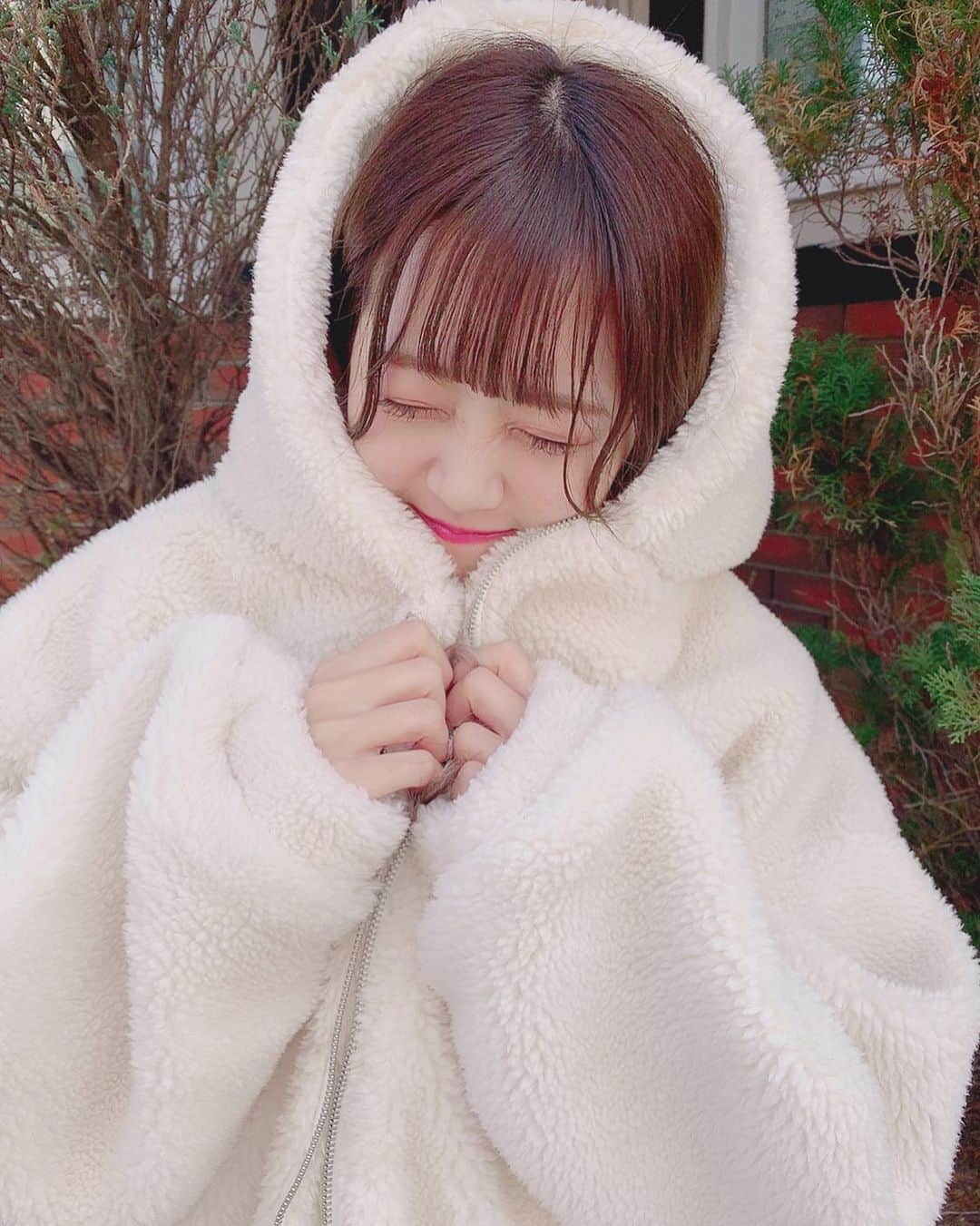 嶋田のあのインスタグラム：「ゆきだるま☃︎ . . . . . #冬コーデ #モコモコ #モコモコアウター  #アウター #アウターコーデ  #エクステ #前髪 #メイク #アイドル  #instagram #instagood #instalike #instafashion」