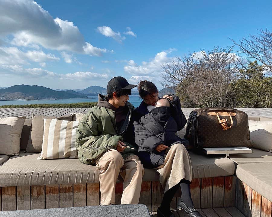 片山良平のインスタグラム：「・ ・ ・ 初の3人旅行はひいお爺様に会いに広島へ☝️ 2日目はとっても晴れ☀️ 小さい時の記憶はあまり残らないかもだけど、いろんな体験を沢山させてあげたい😉 ・ #美容師の休日 #記憶に残る体験を #ベラビスタ #露天風呂#最高すぎた #瀬戸内海 #まるで #別世界」