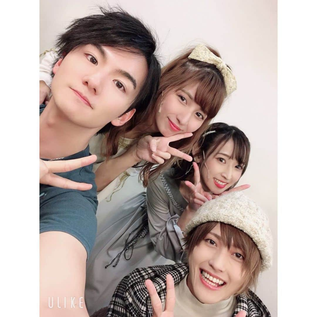 井坂仁美さんのインスタグラム写真 - (井坂仁美Instagram)「♡ ⋆ 📷ポジティブ軍♡ だいすきぃーっっっ！！ あれ？リバン団長は？？( ˙༥˙ ) ⋆ 📷かおる役の#新木美優 ちゃん♪ 楽屋一緒でしたぁ♡プロ意識高くて、安定半端ないからもう少し年齢上だと思ってたらやっと20歳になったばかりだった(◜௰◝)｛え、怖い笑　誰にでも壁ゼロなのがたまらなく羨ましい( ˙༥˙ )ちっこくてセンターに居るのに見えなくなる現象よく起きてた🤣かわいいかよ！また共演できますよーに！ ⋆ 📷マッスル役の#村上芳 さん♪ 最初怖そうで話しかけれなかったけど、全然そんな事なくて、優しかった☺️♪笑顔可愛すぎてマッスルハマり役すぎて、たまにすれ違い様にちょっかい出してました笑　 もう少し話したかった！！ ⋆ 📷思考放棄ネガティブ役の#横見恵 さん♪ 動きも奇声も本当に真似できないってくらい天才！本番中にスコープバレットにやられるシーンを袖で見ていたのでが、階段から転げ落ちるシーン痛そうだったー( ⊙‿⊙)💦KJとのコンビがまたたまらなかったです♪ ⋆ 📷ホメ役の#嶋田あさひ ちゃん♪ ちっこくてホメティブのコンビが可愛すぎて♡ホメがドリキーに歌いかけるシーンはほんと好きだったなーまっすぐで心にくる♪ ⋆ 📷ティブ役の#夏野香波 ちゃん♪ かなみんは袖で一緒な事多かったから常にくっ付いてハグしてました☺️♡声もビジュアルも可愛くて好きでした♪やっぱりホメティブ最高∩˙▿˙∩✨ ⋆ 📷アグノー大尉役の#室龍規 さん♪ 龍規さんは私が初舞台のレッドムーンで共演して以来！あの時もすっごく優しくて皆んなが頼りにしていましたが、今回も変わってなかったです☺️やっぱり龍規さんは優しかった♪新宿村でまたご一緒できて嬉しかったです！セイとアグノー曲は泣きます ⋆ 📷ともや役の#シトミ祐太朗 さん♪ パワフルな演技でシーンを盛り上げてくださって、学ぶこと沢山でした！ シトミさんとはシーンで少し被るかなーくらいでしたが私が裏で寒かっていたら何も言わずに上着を貸してくれた事忘れません😭✨中身も芝居もイケメンな方でした！ ⋆ 📷原案で演出で劇団わ主催の#青山太久 さん♪ と劇中歌やBGMを作って下さった#印南俊太朗 さん♪ ⋆ 太久さんは、以前劇団わの作品を観劇した際に何度かお見かけしていて劇団わの作品も好きだったので、今回お誘い頂いた事に本当に感謝しています！言葉の選びがとても丁寧な方で、演出も殺陣付けも1人でやっていて凄かった！あと太久さんのすぐ身振り手振りが出る演出好きでした🤣♪シトナという役を頂いて本当にありがとうございました✨ ⋆  印南さんは#がるふぉ を観て下さっていて、そこから私の声質や音域を見て「嫉妬セレナーデ」を作って下さいました！最初聴いた時、色々なジャンルの曲がある中で、ロック調最高かよ🙌っと思った私♪優しく歌うより、わー！！！ってGIRLSぽく歌う方が慣れてるから有り難かったー！！！それとラストの曲「ハッピースペル」最高です大好きです！17曲全部感想書けるくらい素敵な曲達でした！ ⋆ 📷アルク役の#佑太 さん♪ 皆んなに好かれる優しいお兄さん✨ 2人のシーンも多かったので相談したり、どうする？こうする？っていう話をよくしてました！歌も安定してかっけくて頼もしかったです！ 終演後、佑太さんのファンの方から声掛けて頂いて嬉しかったです(◜௰◝) 個人的にM17の2番でアルクが「瞬きで見逃した 欲しかったものは暗闇の中 輝いて待ってくれていたんだ」って歌詞がエモいーっと思っておりました！良かったねシトナ😭って！ あと、アルクとシトナの初めの方の関係性は私だけですがコナンの平次と和葉をイメージしてました🤣 ⋆ 📷アイラ役の#小田あさ美  さん♪ あさみんはシュガナイから2回目の共演でしたが、今回のハピスペでより仲良くなれました😊♡楽屋も隣だったので、私のくだらない話にも笑って付き合ってくれて素敵なお姉ちゃんでした♪ あと歌声綺麗すぎて、一緒に歌いたくないくらいでした🤣♪次も#どきメモ で一緒だから嬉しみーっっっ！！！ ⋆ 📷セイ役の#和久井大城 くん♪ あさみんからセイは和久井しか出来ない！って最初に言われた意味が本当に分かりました😳ほんとにセイ！！真面目で真っ直ぐで皆んなのこと考えてくれていて熱い男でした✨もっと和久井くんのお芝居みたい！って思っておりました！歌から感情が溢れ出てる和久井の歌は本当に素敵！またご一緒出来らいいな♪ ⋆ #井坂仁美 #hitomiisaka #仮面ライダーGIRLS #kamenridergirls #KRGS #kamenrider #仮面ライダー #ハピスペ #劇団わ」1月15日 20時34分 - hitomi_ankh