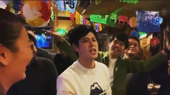 のインスタグラム：「楽しかった新年会💓 ずっとお話したかった松岡英明さんが席お隣で色々貴重なお話聞かせてくれました🥰癒されたー🥳🥳🥳 ターリーターキー伊藤さんがめろんのこと好きって言ってくれて嬉しかった🥰🥰🥰💞💞💞めろんちゃんシールめっちゃ喜んでくれたの💓 #あらぶんちょ #あらぶんちょぷらす」