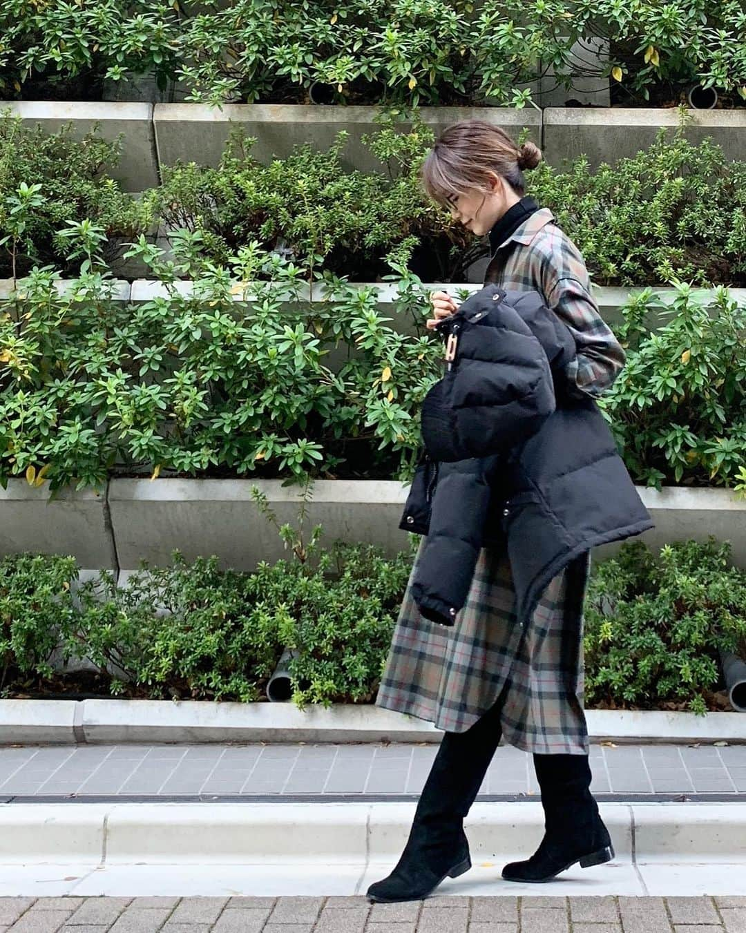 武藤京子さんのインスタグラム写真 - (武藤京子Instagram)「* * 先日のお洋服 * チェックのシャツワンピース以外は黒 * #ダウンジャケット #capeheights #ケープハイツ  #ワンピース #ticca #ティッカ  #バッグ #youngandolsen #ヤングアンドオルセン  #靴 #greenlabelrelaxing #グリーンレーベルリラクシング  #アメブロ更新しました #STORYブログ更新しました」1月15日 20時45分 - kyokomuto0628