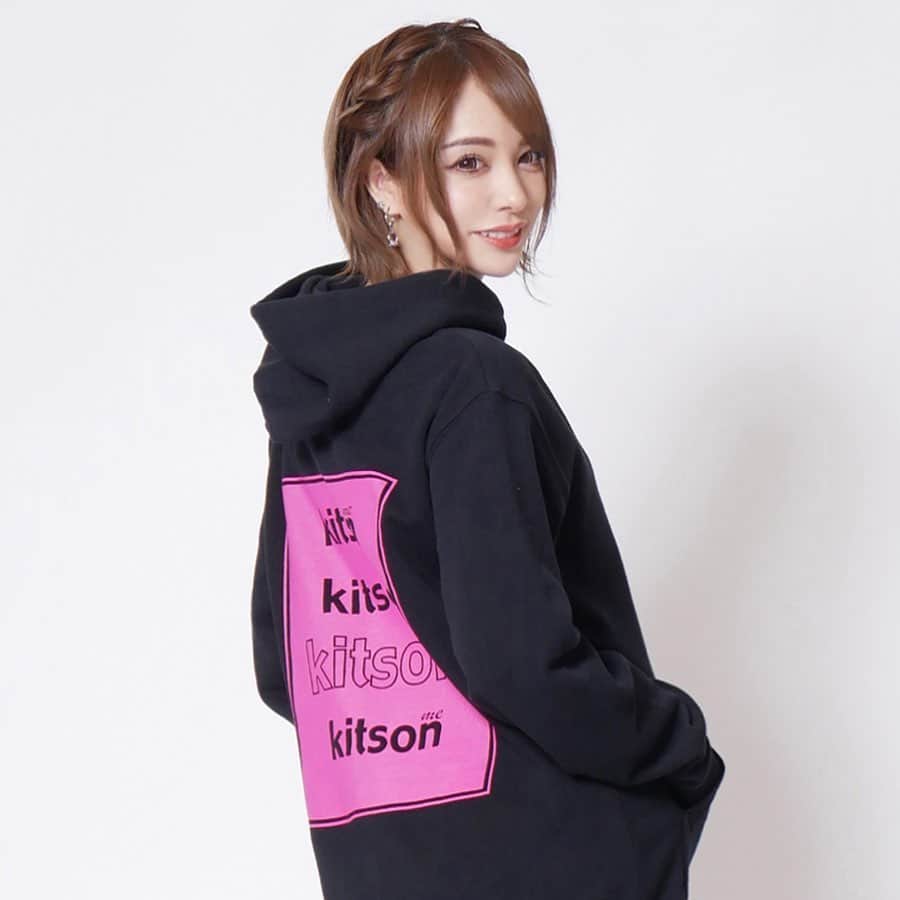 サキ吉さんのインスタグラム写真 - (サキ吉Instagram)「サキ吉×kitson me コラボパーカー受注開始🥺❤️ ． 今日から2/21までの限定販売です🙆‍♀️💋 バックプリントが可愛くてオススメだよん💞💞💞 限定なので悩んでるうちに買えなくなっちゃうかも😭 早めにゲットしてね❤️ ． おそろいで着よう～💋💋💋 ． ここからチェックしてね💞 @kitson_me ． #コラボパーカー #パーカー女子 #kitson #kitsonme」1月15日 20時42分 - sakikichi1201