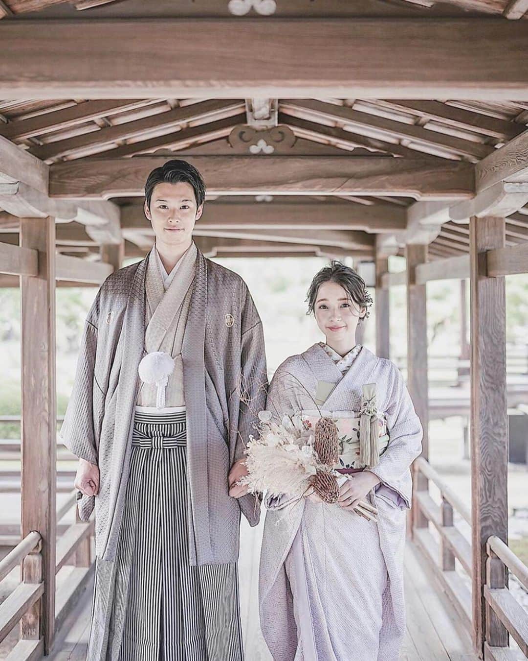 のインスタグラム：「おしゃれ花嫁さんの素敵な和装フォト8選♩✨ . . ➸➸➸➸➸➸➸💒➸➸➸➸➸➸➸ 本当の料金がわかる✨ ウェディングニュース式場検索 👰 . アプリ： @weddingnews_editor web版： @weddingnews_concierge ➸➸➸➸➸➸➸➸➸➸➸➸➸➸➸➸ . . こちらのお写真は @uro__wed さんからリグラムさせていただきました🌟ありがとうございました😊✨ . .  uro__wedさんの #和装 フォトがどれも素敵😍 . @the_dress_room さんプロデュースの、洗練された京都撮りに憧れる花嫁さんも多いはず💕 . カバーはおふたりの立ち姿が凛としていて、とても美しいなフォトです💕 . 飾りすぎずナチュラルに✨おしゃれなコーデや和装の美しさを引き立てるロケーションも魅力的ですよね😍 . ほかのフォトも素敵なのでぜひスワイプ👉🏻してみてくださいね✨ . . . ＼📷投稿お待ちしています／ . 花嫁はもちろん、業者さんも大歓迎✨ アナタのお写真をご紹介してもOKという方は、ぜひ #ウェディングニュース にお写真を投稿してください💕 . . ⬇︎関連アカウント⬇︎ . 🕊メインアカウント 【 @weddingnews_editor 】 . 💒インスタグラムで式場探し 【 @weddingnews_concierge 】 . 👰花嫁から式場探し 【 @weddingnews_brides 】 . . その他、編集部からの連絡専用 @weddingnews_contact や、スタッフ個人の連絡用として @WN_xxxx（xxxは個人名）があります💕 . . …………………………… ❤️ウェディングニュースとは？ …………………………… . 花嫁のリアルな”声”から生まれた、花嫁支持率No1✨スマホアプリです📱💕 . . 🌸知りたい… #結婚式準備 に役立つ記事を毎日150件配信中♩ . 🌸見たい… インスタの #ウェディング 系投稿TOP100が毎日チェックできる＊IG画像の複数ワード検索も可♩ . 🌸叶えたい… 式場をはじめとした  #結婚式 関連の予約サイトが大集合♩ . 🌸伝えたい… 自分の結婚式レポ『マイレポ』が簡単に作れる♩卒花嫁のレポが読める♩ . . @weddingnews_editor のURLからDLしてね✨ . . . #プレ花嫁 #結婚  #花嫁 #ウエディング  #プレ花嫁準備 #2020秋婚 #フォトウェディング #前撮り #和装前撮り #ロケーションフォト #京都 #旅行 #和婚 #白無垢 #色打掛 #ハワイ挙式 #着物 #結婚写真 #神前式 #ホテルウェディング #大人婚 #プレ花嫁さんと繋がりたい #コーディネート  #ウェディングフォト」