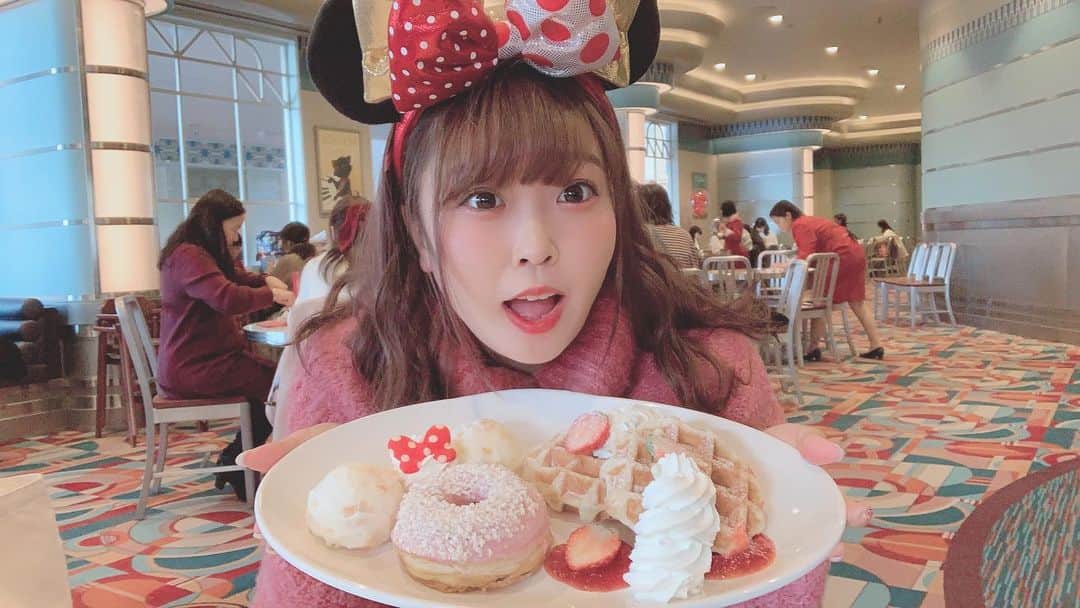 日向結衣さんのインスタグラム写真 - (日向結衣Instagram)「. 1月10日か始まった『ベリーベリーミニー』🎀 . ずっとずーっと楽しみにしてたから 嬉しすぎた💗 今回はフードを沢山食べてみました！ 動画はYouTubeに上がってるのでよかったら見てね!!!!! . 私は早くショーのパレードがみたい💭 ミニーちゃん好きにはたまらない期間限定のイベントですね💗 .  #Disney #disney #tokyodisneyland #Disneyland #Disneysea #disneysea #ディズニー #ディズニーランド #ディズニーシー  #ミッキーマウス #ミッキー #ミニー #ベリミ #ベリーベリーミニー #ディズニー好きと繋がりたい #ディズニー好きな人と繋がりたい  #GLR #NICE CLAUP #ナイスクラップ」1月15日 20時50分 - hinatayui0826