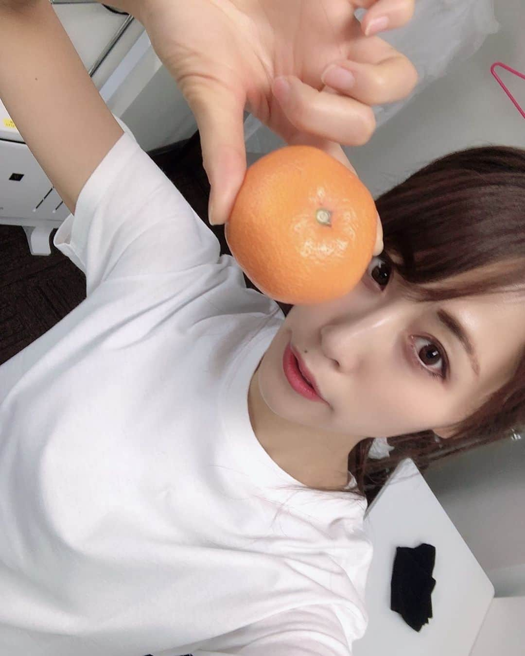 西上まなみのインスタグラム：「﻿ 冬と言えば....﻿ ﻿ ﻿ ﻿ ﻿ ﻿ ﻿ ﻿ ﻿ ＼  #みかん 🍊 ／﻿ ﻿ 💁🏻‍♀️❄️﻿ ﻿ ﻿ ﻿ ﻿ ﻿ ぜひとも、﻿ 【　#こたつみかん文化 🍊 】﻿ を後世にも語り継ぎたいものです。﻿ ﻿ ﻿ ﻿ ﻿ #私の家にはコタツありません﻿ #みかんもありません﻿ #あくまでこたつみかんは筆者の幼少期の思い出のうちの1つであることをご了承ください﻿ ﻿ #何を隠そう撮影でみかんがあったからテンション上がって思わず﻿ ﻿ #年々指先のヒビ割れが悪化しているため食べるのに一苦労﻿ ﻿ ﻿ ﻿ #スウィートインスタ #スウィートインスタガールズ #model #photooftheday #instagood #instafollow #followme #love #tagsforlikes #happy」