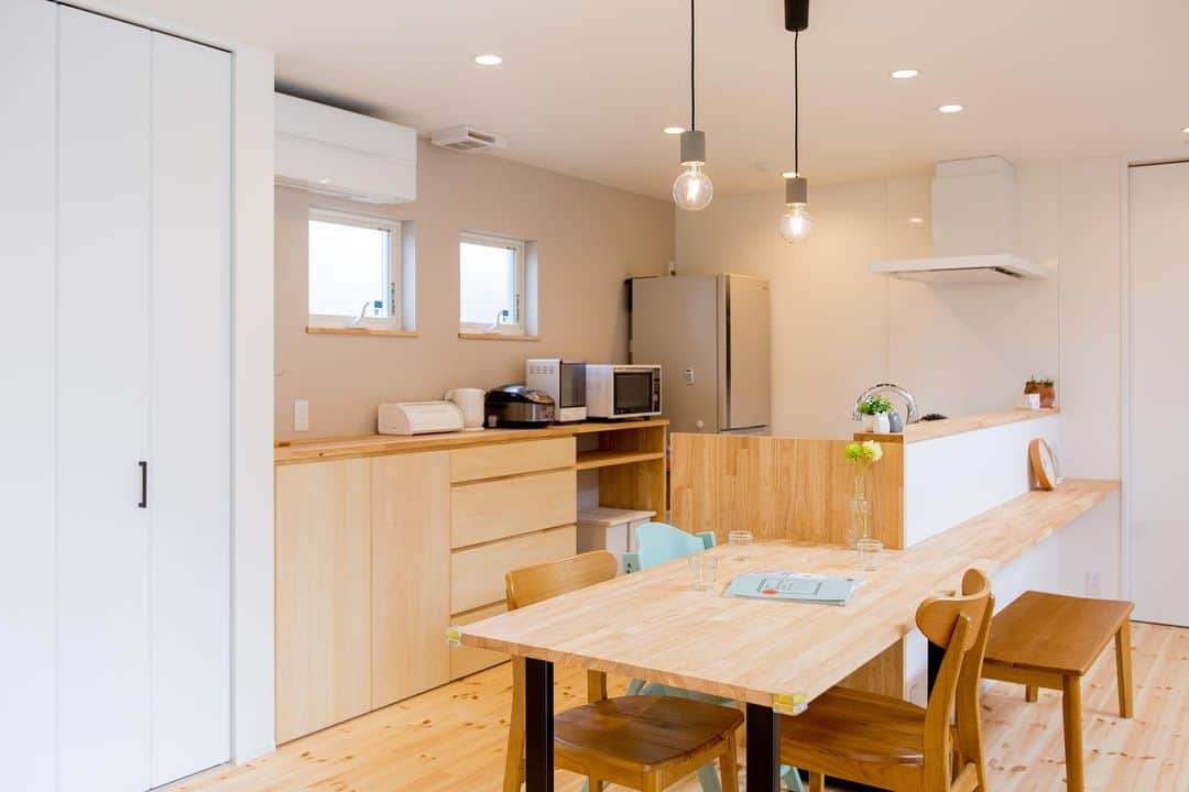ルポハウス一級建築士事務所さんのインスタグラム写真 - (ルポハウス一級建築士事務所Instagram)「・ ・ ・ 木の温もりに包まれた明るいキッチン。 ・  カウンターを伸ばしたダイニングテーブルで、キッチン周りの 動線をコンパクトに。 ・ ・ ・ 𓐌𓐌𓐌𓐌𓐌𓐌𓐌𓐌𓐌𓐌𓐌𓐌𓐌𓐌𓐌𓐌𓐌𓐌  ルポハウスの施工事例はこちらまで☞ @reposhouse  𓐌𓐌𓐌𓐌𓐌𓐌𓐌𓐌𓐌𓐌𓐌𓐌𓐌𓐌𓐌𓐌𓐌𓐌 #ルポハウス は#ちょっとかっこいい家 を"友人のために" という思いでつくっています。 一生に一度の#マイホーム。 「あなたにしかできない」×「ルポハウスだからできる」で、 私たちだけの#家づくり を思いっきり楽しんでみませんか？！ ・ ・ ・ #住宅 #注文住宅 #新築一戸建て #デザイナーズ住宅  #一級建築士事務所 #設計事務所  #滋賀県大津市 #滋賀県草津市 #滋賀県栗東市  #滋賀県近江八幡市 #キッチンインテリア #造作カップボード #造作カウンターテーブル #サンゲツクロス #re7721 #無垢フローリング #レッドパイン #レッドパインフローリング」1月15日 20時59分 - reposhouse