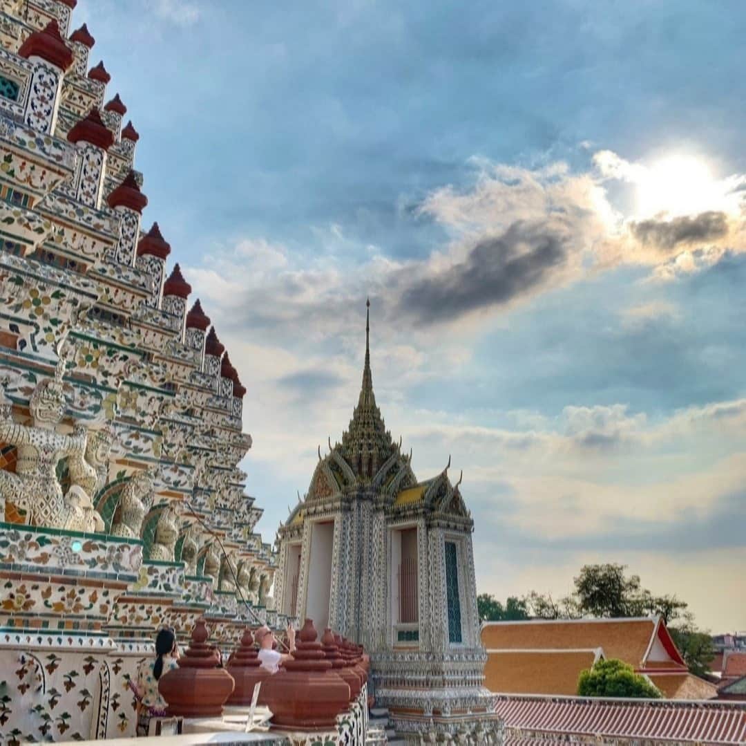 KKdayさんのインスタグラム写真 - (KKdayInstagram)「Today's PICK UP!🇹🇭⠀ ⠀ 📍ワット・アルン（Wat Arun）⠀ タイの硬貨にも描かれてるこちらのスポット♪⠀ 日本有名小説のモデルにもなりましたが皆さん ご存知でしょうか✏️⠀ 白い塔にカラフルな陶器タイルで描かれたモザイク⠀ 模様はフォトジェニックとしか言い表せない📸⠀ ⠀ ちょうど今、タイは乾期。⠀ 雨が少なく、比較的涼しい旅行のベストシーズン♪⠀ 卒業旅行や春の連休の旅行先にいかがでしょうか✈️⠀ ⠀ 📷credit: @garychang_517 〈Thank you!⠀ ーーーーーーーーーーーーーーーーーー⠀ スポット情報✍️⠀ 🚌住所: 34 Arunamarin Rd., Wat Arun, BangkokYai, Bangkok 10600⠀ 🕑営業時間:7:30〜17:30⠀ 💰拝観料:50B（バーツ）⠀ ☝️ポイント:露出の少ない服で行きましょう!⠀ ーーーーーーーーーーーーーーーーーー⠀ ⠀ #KKday #KKdayjapan #KKdayカメラ部 #KKday_cameraclub #旅好きな人と繋がりたい #写真好きな人と繋がりたい #絶景 #旅スタグラム #海外旅行 #旅好き #タイ #バンコク #タイ旅行 #thailand #traveltheworld #travelgram #watarun ⠀ ⠀」1月15日 21時00分 - kkdayjp