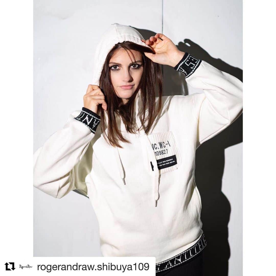 玲奈マリーのインスタグラム：「#Repost @rogerandraw.shibuya109 with @get_repost ・・・ . . New  Arrival . Model / @reina_offi . . Photo / @ya_6212 . . Color / White, Beige, Gray, Black . Price / ¥7,900 → ¥4,900 + tax . . #rogerandraw #shibuya109  #fashion #instafashion  #coordinate #shooting  #portrait #parka #fashionpost  #ロジャーアンドロゥ #渋谷109  #ストリートファッション  #パーカー #パーカーコーデ  #カジュアルコーデ  #渋谷 #おしゃれ #かっこいい  #ポートレート #ポートレート撮影  #ポートレートモデル」