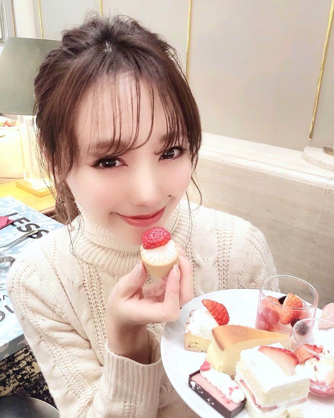 白岩まちこさんのインスタグラム写真 - (白岩まちこInstagram)「≫≫🍓... 𝚂𝚝𝚛𝚊𝚠𝚋𝚎𝚛𝚛𝚢 𝙱𝚞𝚏𝚏𝚎𝚝𝚜  ㅤㅤㅤㅤㅤㅤㅤㅤㅤㅤㅤㅤㅤ ㅤㅤㅤㅤㅤㅤㅤㅤㅤㅤㅤㅤㅤ ホテルニューオータニ大阪(@newotani_osaka )で 今日１月1 ５日から始まるイチゴ🍓ビュッフェに行ってきた🥴💓 ㅤㅤㅤㅤㅤㅤㅤㅤㅤㅤㅤㅤㅤ ㅤㅤㅤㅤㅤㅤㅤㅤㅤㅤㅤㅤㅤ ここのイチゴビュッフェが大好きで、 実は去年も行ってたん😚‼️ ㅤㅤㅤㅤㅤㅤㅤㅤㅤㅤㅤㅤㅤ ㅤㅤㅤㅤㅤㅤㅤㅤㅤㅤㅤㅤㅤ スワイプしてもらったらビュッフェの様子が分かるよ😘💓 ㅤㅤㅤㅤㅤㅤㅤㅤㅤㅤㅤㅤㅤ ㅤㅤㅤㅤㅤㅤㅤㅤㅤㅤㅤㅤㅤ 私のお目当ては、1ピース1200円の 《スーパーあまおうショートケーキ》🥴🍰 ㅤㅤㅤㅤㅤㅤㅤㅤㅤㅤㅤㅤㅤ ㅤㅤㅤㅤㅤㅤㅤㅤㅤㅤㅤㅤㅤ ㅤㅤㅤㅤㅤㅤㅤㅤㅤㅤㅤㅤㅤ 他にも日替わりイチゴ🍓や、タルトやゼリー。 ポテトやハンバーグ、サンドウィッチ系や おいなりさんと食事メニューも充実してるよ😋‼️ ㅤㅤㅤㅤㅤㅤㅤㅤㅤㅤㅤㅤㅤ ㅤㅤㅤㅤㅤㅤㅤㅤㅤㅤㅤㅤㅤ ㅤㅤㅤㅤㅤㅤㅤㅤㅤㅤㅤㅤㅤ デザートだけじゃなく食事メニューもあると箸休め出来るし、甘いものはそんなに量を食べられないっていう子も楽しめるビュッフェ😚🍴 ㅤㅤㅤㅤㅤㅤㅤㅤㅤㅤㅤㅤㅤ ㅤㅤㅤㅤㅤㅤㅤㅤㅤㅤㅤㅤㅤ ㅤㅤㅤㅤㅤㅤㅤㅤㅤㅤㅤㅤㅤ どのスイーツも美味しかったぁー🥴‼️ ㅤㅤㅤㅤㅤㅤㅤㅤㅤㅤㅤㅤㅤ ㅤㅤㅤㅤㅤㅤㅤㅤㅤㅤㅤㅤㅤ ㅤㅤㅤㅤㅤㅤㅤㅤㅤㅤㅤㅤㅤ 私は安定の茶色の食べ物多めで🙋🏻‍♀️🍖🍟💫 ㅤㅤㅤㅤㅤㅤㅤㅤㅤㅤㅤㅤㅤ 最後にビュッフェの営業時間や料金の詳細載せてるから気になる子は見てみてね🥰✨ ㅤㅤㅤㅤㅤㅤㅤㅤㅤㅤㅤㅤㅤ ㅤㅤㅤㅤㅤㅤㅤㅤㅤㅤㅤㅤㅤ ㅤㅤㅤㅤㅤㅤㅤㅤㅤㅤㅤㅤㅤ ちなみにホテルニューオータニは、２月２日から ブライダルフェアもやるらしいから、プレ花嫁さんは ブライダルフェア行った後に旦那さんにビュッフェをおねだりするっていう流れもあり🤪🤪🤪 ㅤㅤㅤㅤㅤㅤㅤㅤㅤㅤㅤㅤㅤ ㅤㅤㅤㅤㅤㅤㅤㅤㅤㅤㅤㅤㅤ ㅤㅤㅤㅤㅤㅤㅤㅤㅤㅤㅤㅤㅤ ㅤㅤㅤㅤㅤㅤㅤㅤㅤㅤㅤㅤㅤ 今日はみんながストーリーで選んでくれた写真を１枚目にしたよ😘‼️ ㅤㅤㅤㅤㅤㅤㅤㅤㅤㅤㅤㅤㅤ ㅤㅤㅤㅤㅤㅤㅤㅤㅤㅤㅤㅤㅤ ㅤㅤㅤㅤㅤㅤㅤㅤㅤㅤㅤㅤㅤ ㅤㅤㅤㅤㅤㅤㅤㅤㅤㅤㅤㅤㅤ みんなが選んでくれたのはどっちだった📸？？ ㅤㅤㅤㅤㅤㅤㅤㅤㅤㅤㅤㅤㅤ ㅤㅤㅤㅤㅤㅤㅤㅤㅤㅤㅤㅤㅤ ㅤㅤㅤㅤㅤㅤㅤㅤㅤㅤㅤㅤㅤ ㅤㅤㅤㅤㅤㅤㅤㅤㅤㅤㅤㅤㅤ ㅤㅤㅤㅤㅤㅤㅤㅤㅤㅤㅤㅤㅤ  ㅤㅤㅤㅤㅤㅤㅤㅤㅤㅤㅤㅤㅤ  #ホテルでいちご狩り#cheeseaholic#あまオータニ#いちごブッフェ#ブッフェ #ビュッフェ#スウィーツビュッフェ#スイーツビュッフェ#セルフアレンジ#ホテルブッフェ #簡単アレンジ#アレンジヘア#ポニーテール #ポニーテールアレンジ#シースルーバング #ワンピース#ワンピースコーデ#ホテルビュッフェ#イチゴ#いちご#苺 #女子会#スウィーツ部#アレンジヘア#ヘアアレンジ#ファッションコーデ#大阪ホテル#大阪観光」1月15日 21時01分 - machichas