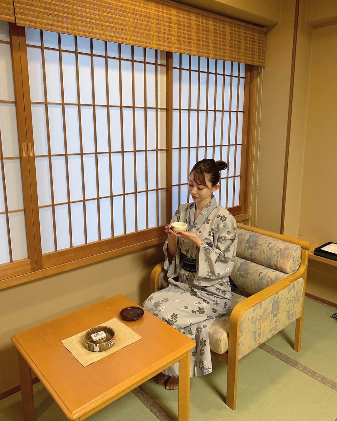 karen okajimaさんのインスタグラム写真 - (karen okajimaInstagram)「ㅤㅤㅤ ㅤㅤㅤ 先日は、おもてなしの宿渓山閣へ 母と行ってきました☺️✨ ㅤㅤㅤ  まさに「おもてなしの宿」で スタッフの方が皆様とても親切でした。 気遣いがとても素晴らしい✨  旅館内には素敵な置物や着物やお花など 京都らしいものが沢山置かれていました✨ ご飯は、はなれにある京料理さくらで 頂きましたがお料理も全てお上品で 美味しくて素敵なお部屋でした💓  10月にオープンされたばかりのエステにも 行ってみたんやけど京都らしいサロンで 素敵なサロン様でした✨☺️ トリムリターンというマッサージを してもらったよ〜\( ¨̮ )/♡✨ ㅤㅤㅤ トリムリターンは、体を本来の正常な 状態に取り戻していく新技術なんやって！ 終わった後はかなり身体がスッキリ！ 母も大満足でこんな身体がスッキリした マッサージは初めて！と感動していました🥺✨ ㅤㅤㅤ  とてもリフレッシュできて幸せ✨  もちろん温泉も最高でした♨️🐒 また近々行きたいな〜💓 ㅤㅤㅤ  ㅤㅤㅤ  #渓山閣 #京都 #京都温泉旅行 #大阪温泉 #兵庫温泉 #温泉 #エステ #湯治 #トリムリターン #未病ケアエステ #紅牡丹 #タイムバンク #timebank #PR #おかじ旅行記 #岡島かれん」1月15日 21時11分 - karenokajima0318