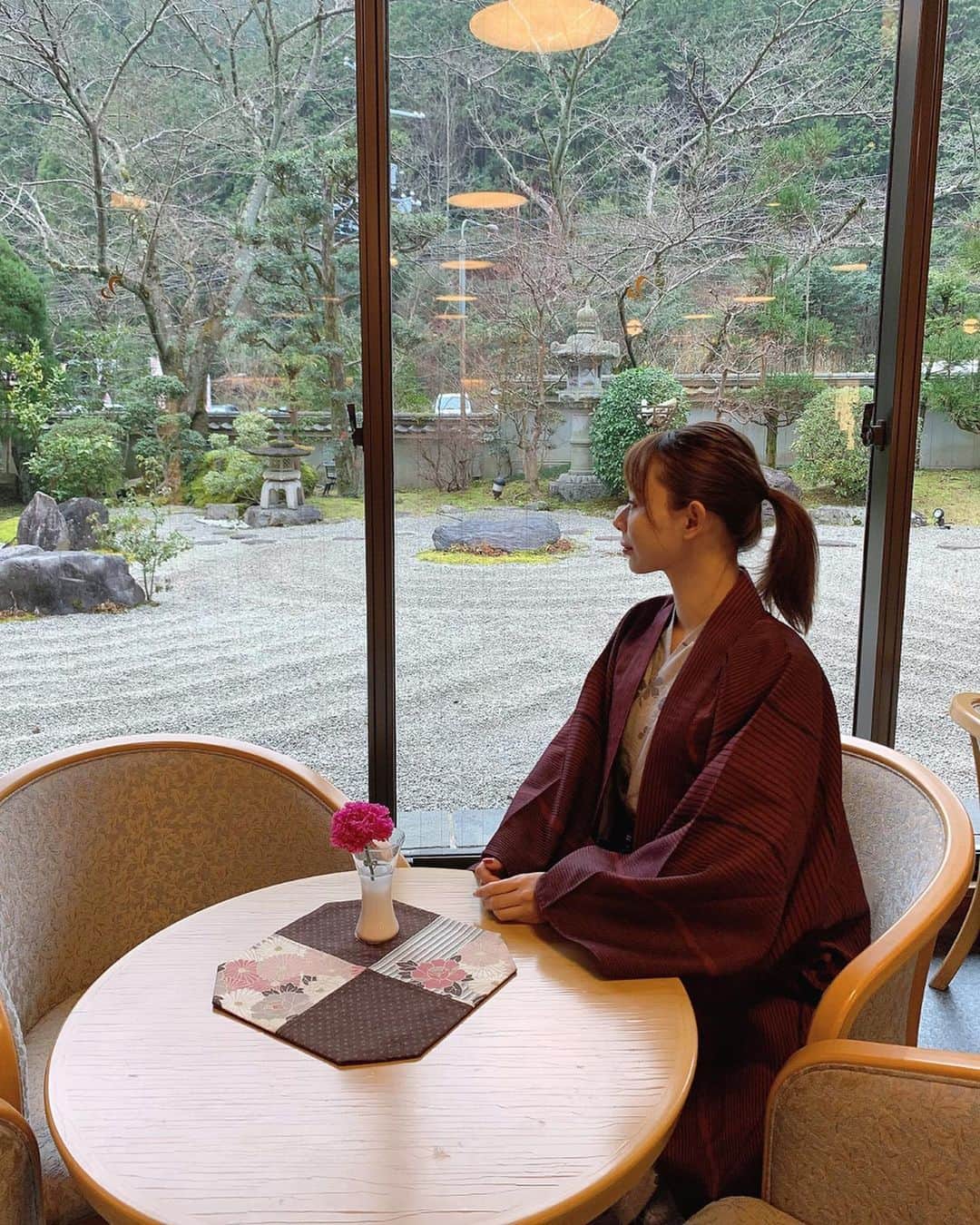 karen okajimaさんのインスタグラム写真 - (karen okajimaInstagram)「ㅤㅤㅤ ㅤㅤㅤ 先日は、おもてなしの宿渓山閣へ 母と行ってきました☺️✨ ㅤㅤㅤ  まさに「おもてなしの宿」で スタッフの方が皆様とても親切でした。 気遣いがとても素晴らしい✨  旅館内には素敵な置物や着物やお花など 京都らしいものが沢山置かれていました✨ ご飯は、はなれにある京料理さくらで 頂きましたがお料理も全てお上品で 美味しくて素敵なお部屋でした💓  10月にオープンされたばかりのエステにも 行ってみたんやけど京都らしいサロンで 素敵なサロン様でした✨☺️ トリムリターンというマッサージを してもらったよ〜\( ¨̮ )/♡✨ ㅤㅤㅤ トリムリターンは、体を本来の正常な 状態に取り戻していく新技術なんやって！ 終わった後はかなり身体がスッキリ！ 母も大満足でこんな身体がスッキリした マッサージは初めて！と感動していました🥺✨ ㅤㅤㅤ  とてもリフレッシュできて幸せ✨  もちろん温泉も最高でした♨️🐒 また近々行きたいな〜💓 ㅤㅤㅤ  ㅤㅤㅤ  #渓山閣 #京都 #京都温泉旅行 #大阪温泉 #兵庫温泉 #温泉 #エステ #湯治 #トリムリターン #未病ケアエステ #紅牡丹 #タイムバンク #timebank #PR #おかじ旅行記 #岡島かれん」1月15日 21時11分 - karenokajima0318