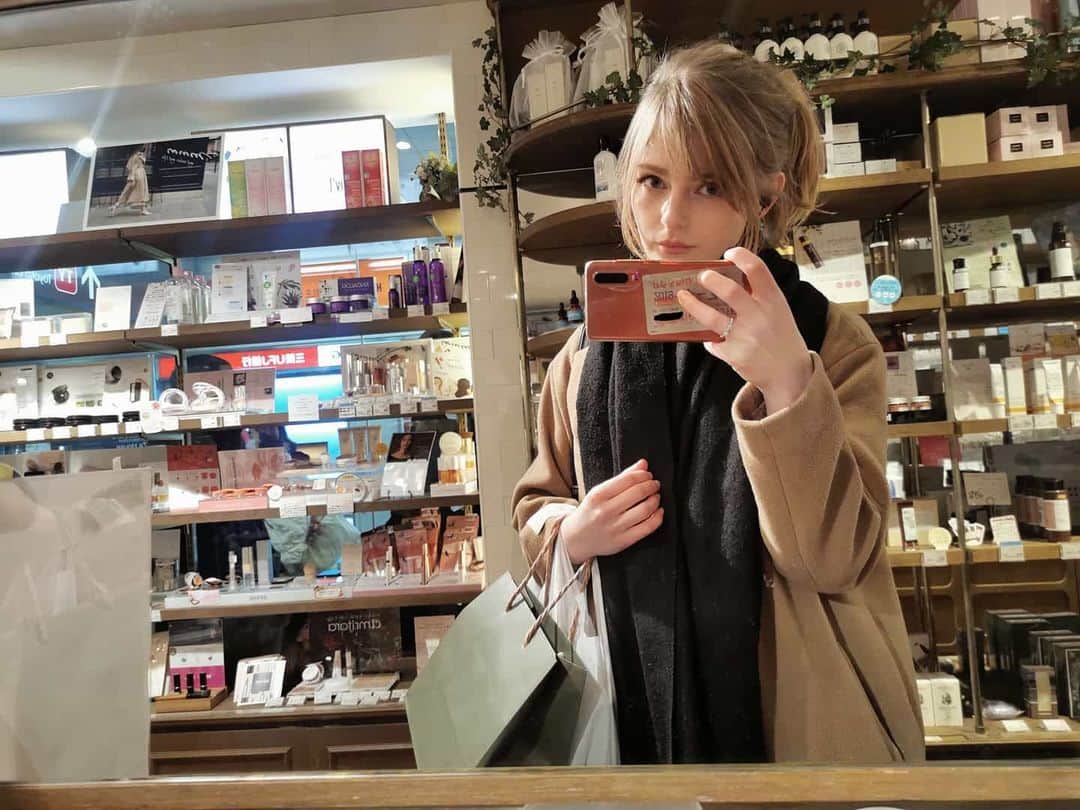 Ella Freyaのインスタグラム：「I went to this sushi bar and had the weirdest experience. Basically if this had happened in any other country than Japan it would have been unacceptable.  Shefs started talking about how "small" my face is. There was only one other woman in the place who jokingly exclaimed "what about me?!". She was kinda chubby so I guess it was sarcastic and the whole shop including shefs burst into laughter.  Now literally everyone was observing my every move and "admiring" how I could eat raw fish/Japanese food. "なんだこの外人?!(What kind of foreigner is this lol)" This made me nervous and I guess I wasn't handling the chopsticks well. They were the very thin kind and I was trembling. They offered me the thick disposable ones, which I declined. They gave me them anyway and took away the nice ones. A joke was made about how they don't have forks at sushi restaurants.  At this point I actually felt like throwing up but I knew if I'd say so everyone would love to have seen the foreigner not be able to stomach Japanese food.  Of course a few "日本語上手ですね" which basically means "your Japanese sucks but I appreciate you trying". Again some comments about how small my face is.  I know all of this was probably meant well ! And another day I probably would have laughed with them. It's pretty funny to stand out. But eating these days is difficult. I get sick 😭 So I felt a little tired and embarrassed.  I'm not complaining, but thought it would be interesting to tell this story as a foreigner in Japan.」