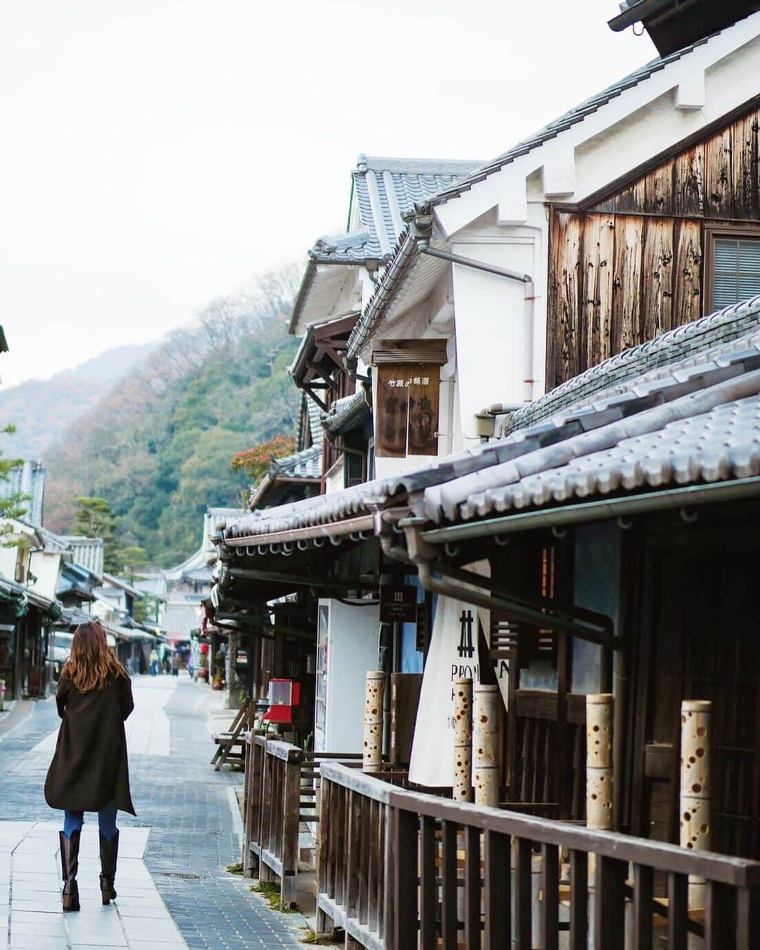 鈴木朱音のインスタグラム：「先月行った広島の竹原町並み保存地区🏠 . 江戸時代後期の雰囲気を残してる保存地区を初めて見たけど、 こういう日本の古い文化はほとんど現在に残ってないから 見る、触れるって大事だなと感じた広島観光だったなぁ🌼 . . #murua #murua_official #murua_by_staff #murua_snap #murua2019aw #fashion #denim #japan #広島 #観光 #竹原町並み保存地区 #江戸時代 #保存地区」