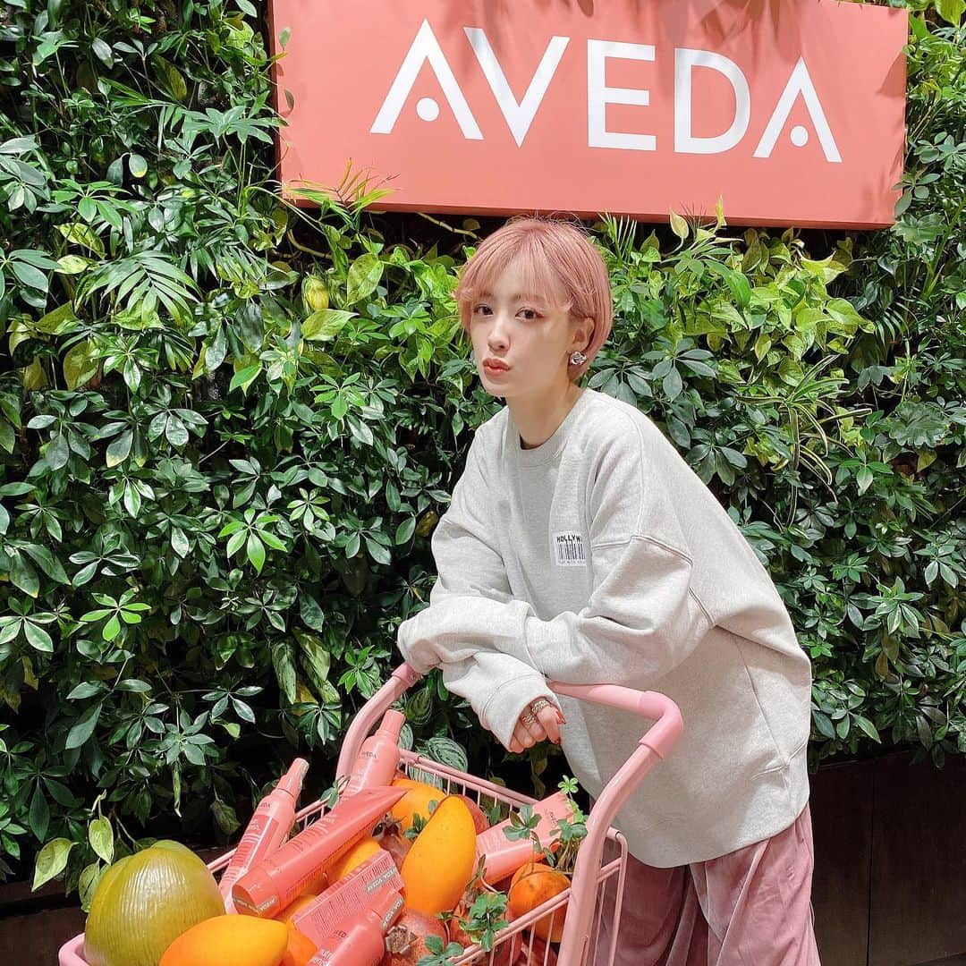 夏焼雅さんのインスタグラム写真 - (夏焼雅Instagram)「@avedajapan ﻿ @aveda ﻿ 💗💗💗AVEDA POP-UP💗💗💗﻿ "Superfood Market"をテーマにした世界観×pinkな世界観がとってもかわいかった〜💋💕💭﻿ ﻿ 今回はヘアケア&スキンケアブランドの"アヴェダ"の新シリーズ発売と サロン＆スパ南青山店リニューアルオープンのお披露目をかねたポップアップイベントで、﻿ 美しい髪やヘルシーなライフスタイルで女性たちに多きな影響力を与える @shiho_style さんと、﻿スーパーフードマイスターでもある　@ayumiayunco さんによるトークショーや、さまざまなコンテンツで楽しめるイベントでした♡﻿ ﻿ 個人的には、AYUMIさん×Oisix「Purple Carrot」×「Crazy Kitchen」によるヴィーガン＆ニュートリプレニッシュな ケータリングもとても嬉しかったです💓🥥🥭🍽﻿ 普段からヴィーガン取り入れたいなぁ〜💭﻿ ﻿ ﻿ #aveda﻿ #ニュートリプレニッシュ﻿ #うるおい美髪」1月15日 21時28分 - miyaaa0825