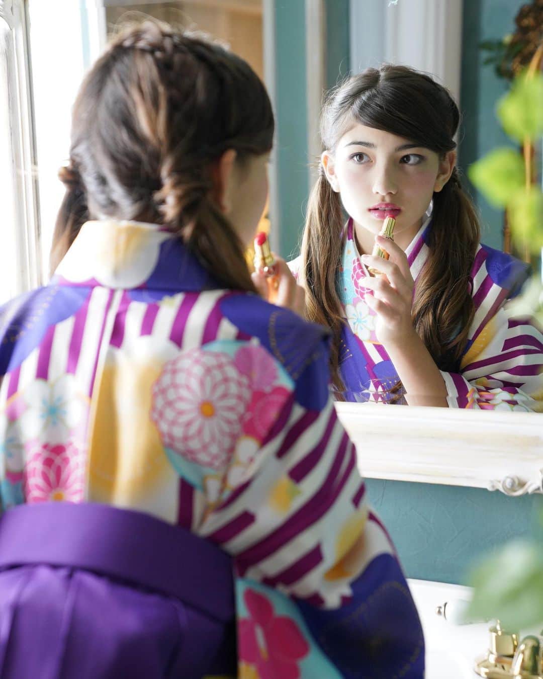 りりあさんのインスタグラム写真 - (りりあInstagram)「鏡の中の私シリーズwww ・ ・ ・  #京都瑠璃雛菊 #袴 #鏡の中の私 #かがみごし撮影 #スタジオレンブラント #卒業式 #十三詣り #ジュニアモデル　#model #photoshoot #kimono #hakama」1月15日 21時45分 - lilliakarina