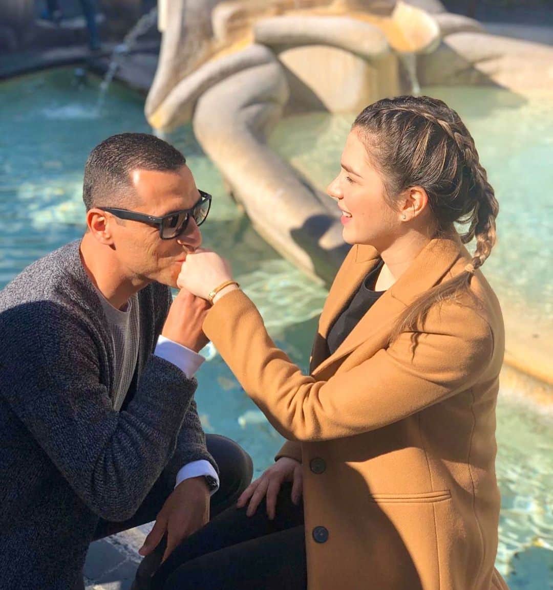 ロムロ・ソウザ・オレステス・カルデイラのインスタグラム：「Hoje você está fazendo 28 anos meu amor 🎂. . Deus me deu a oportunidade de te conhecer há exatamente 14 anos atrás, quando tu tinha só 14 aninhos!!! Então, hoje faço parte de 50% da tua vida (desde do dia que você nasceu) 😍😘🥰 Quero poder sempre estar do teu lado e te fazer feliz, essa é, e sempre será a minha felicidade, a de te ver sorrindo!!! Te amo e feliz aniversário 🎂🎉🎈🎁」