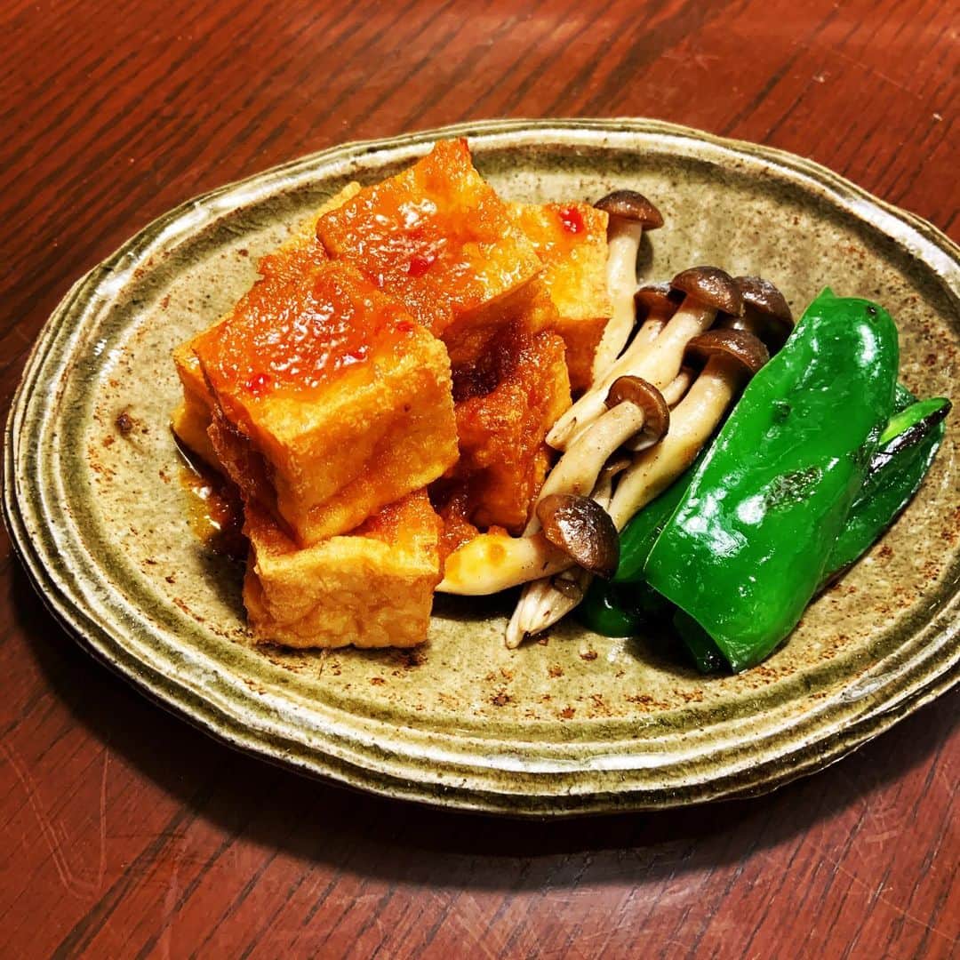 志摩有子さんのインスタグラム写真 - (志摩有子Instagram)「おつまみもちょこっと。厚揚げをオーブントースターでカリッと焼いて、豆板醤入りガリバタ醤油ソース。これ、地味だけど美味しい。ビールが止まらなくなるやつ。 #簡単おつまみ」1月15日 21時40分 - ariko418