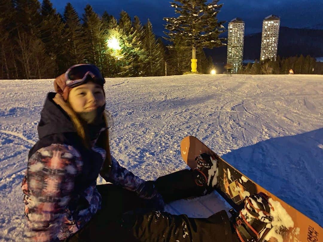 梅園アマンダのインスタグラム：「🏂💨💙﻿ ﻿ 板に足を固定して雪の上で滑るスポーツとか狂気だなと思ってたけど、楽しすぎた.......... もっともっとスピード出してウネウネして色んな場所で滑ってみたい！﻿ ﻿ 気合い入れてウェアも全部揃えて本当によかった☃️ ひさしぶりに全身を動かせて気持ちよかったし、1つのコースしか滑れなかったし、後ろ向きに滑るのを習得する為にも、またすぐ戻りたいな🧚🏻‍♀️✨❄️﻿ ﻿ 温泉やice villageなどなど、楽しめるアクティビティがスノボ以外にも沢山あってよかった❣️﻿ ﻿ #星野リゾート #星野リゾートトマム﻿ #スキー #スノボ #スノボ女子﻿ ﻿ p.s.﻿ 今日からワイヤーで歯科矯正を始めたのだけど、痛過ぎて平和に暮らせません。辛い。ワイヤー外してスノボしたい。」