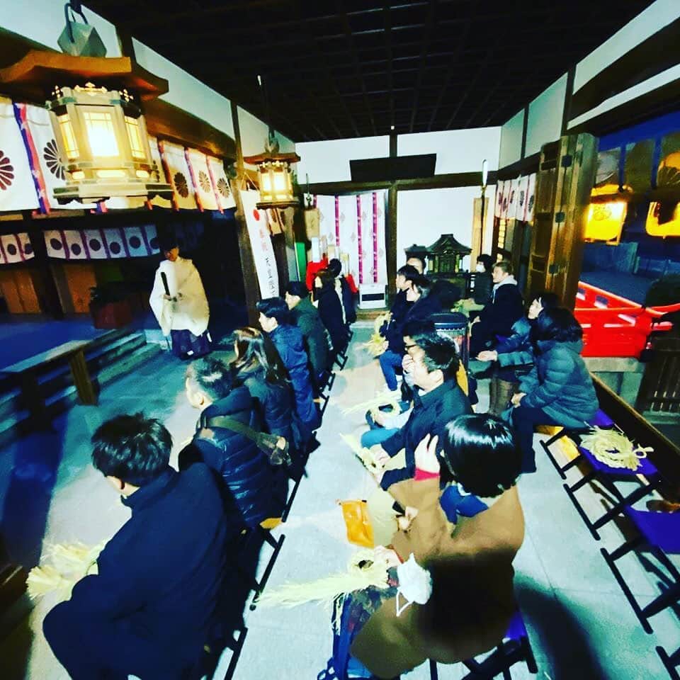 宮田麺児のインスタグラム：「‪田んぼから　稲が育ち　米ができ‬ ‪精米して日本酒‬ ‪残った稲藁でしめ縄‬ ‪さらに田んぼの土で酒器をつくり‬ ‪しめ縄燃やして　田んぼの土で作った酒器の釉薬にする‬ ‪人生と一緒。無駄はない。‬ ‪いよいよ来週　酒造り‬」