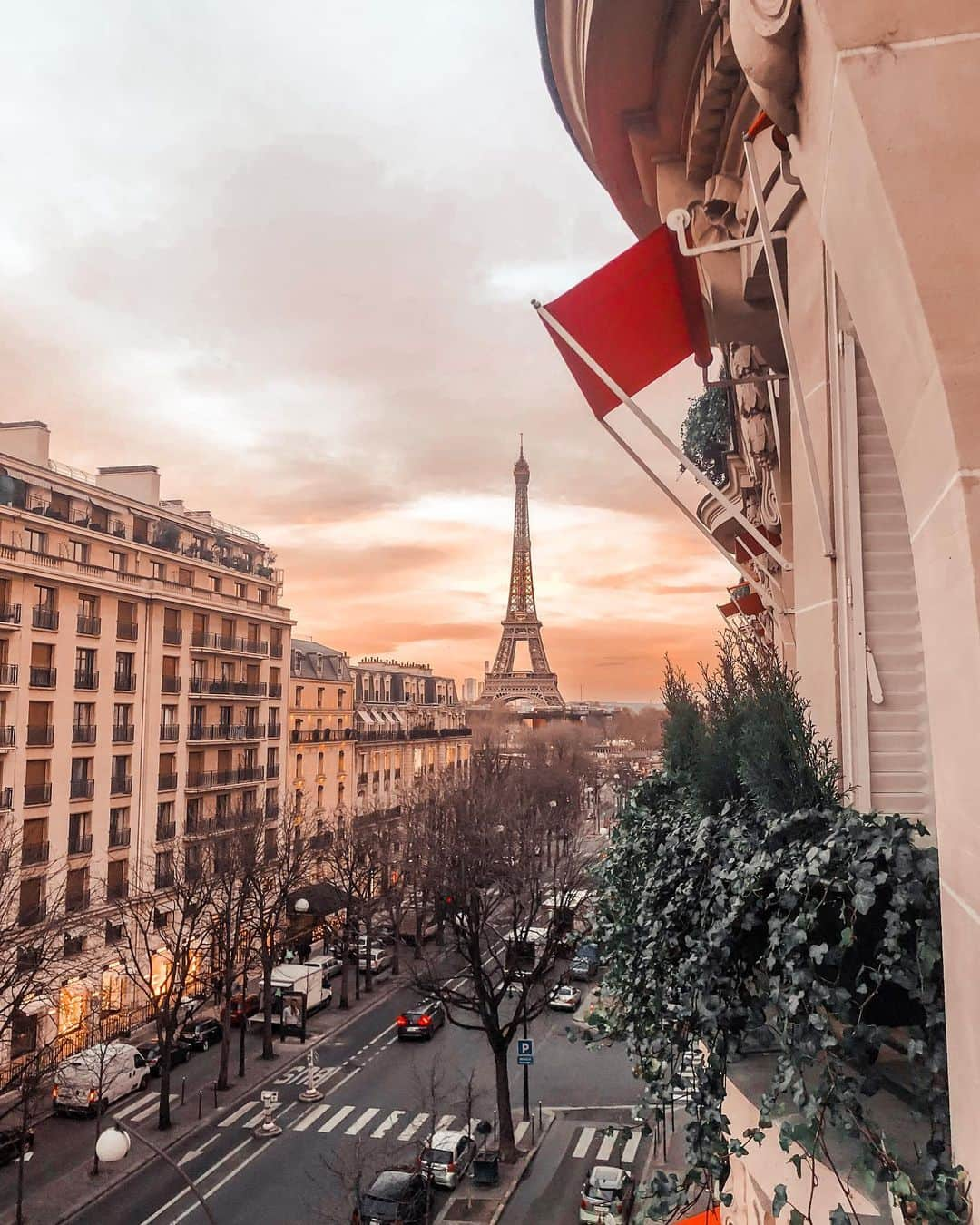 福井仁美さんのインスタグラム写真 - (福井仁美Instagram)「Morning glow from my room🗼🇫🇷 @plaza_athenee ──────────────── 冬の時期のパリは初めて。 8時半にやっと明るくなり始めるゆっくりな朝。窓を開けたらエッフェル塔!! ロマンチック❤️ ・ #paris #paris_focus_on #plazaathenee #パリ #朝焼け  #pfw #pfw2020」1月16日 7時14分 - hitton28