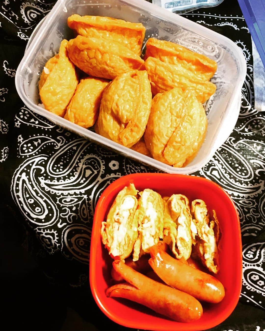 のインスタグラム：「女子高生の妹に急に頼まれて作ったお弁当。 力仕事のお兄さんが食べる弁当みたいになっちゃった。  〇おいなりさん 〇タコさんウインナー 〇たまごやき  おいなりさんの酢飯には紅生姜とゴマを混ぜるのがお気に入りです！  こんな彩りなさすぎる弁当を妹に教室で開けさせるのが申し訳ない…笑  #料理  #婚活  #未来の旦那様へお先にいただきます  #おいなりさん  #弁当  #ぼる塾」